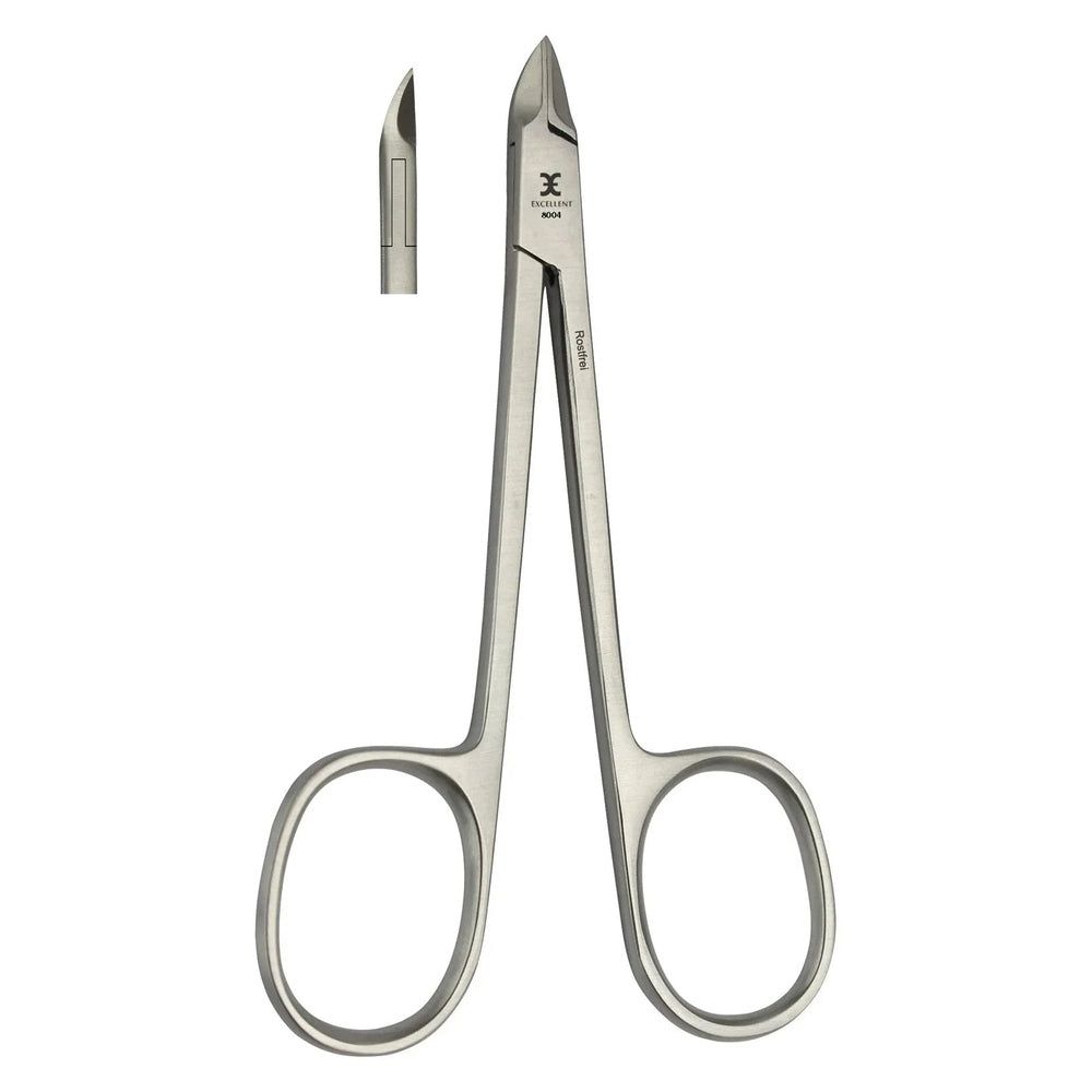 Metalen nagelriemtang met schaargreep. Close-up van de snijkant. Merk en modelaanduiding zichtbaar.