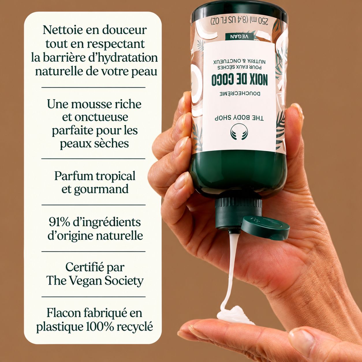 Femme tenant The Body Shop Crème Douche Coco.