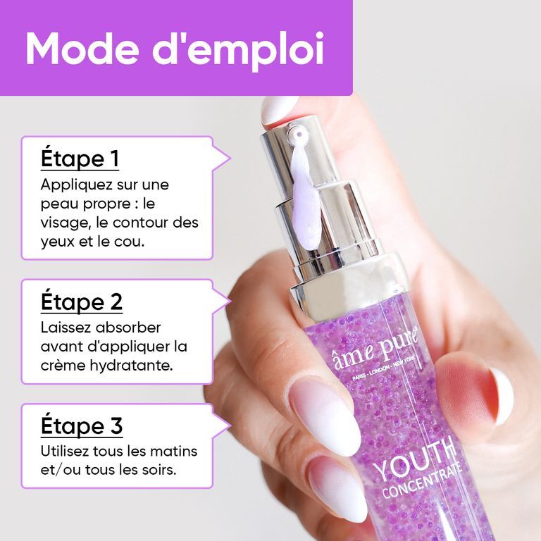Gros plan d'un flacon de sérum Youth Concentrate tenu dans une main.
