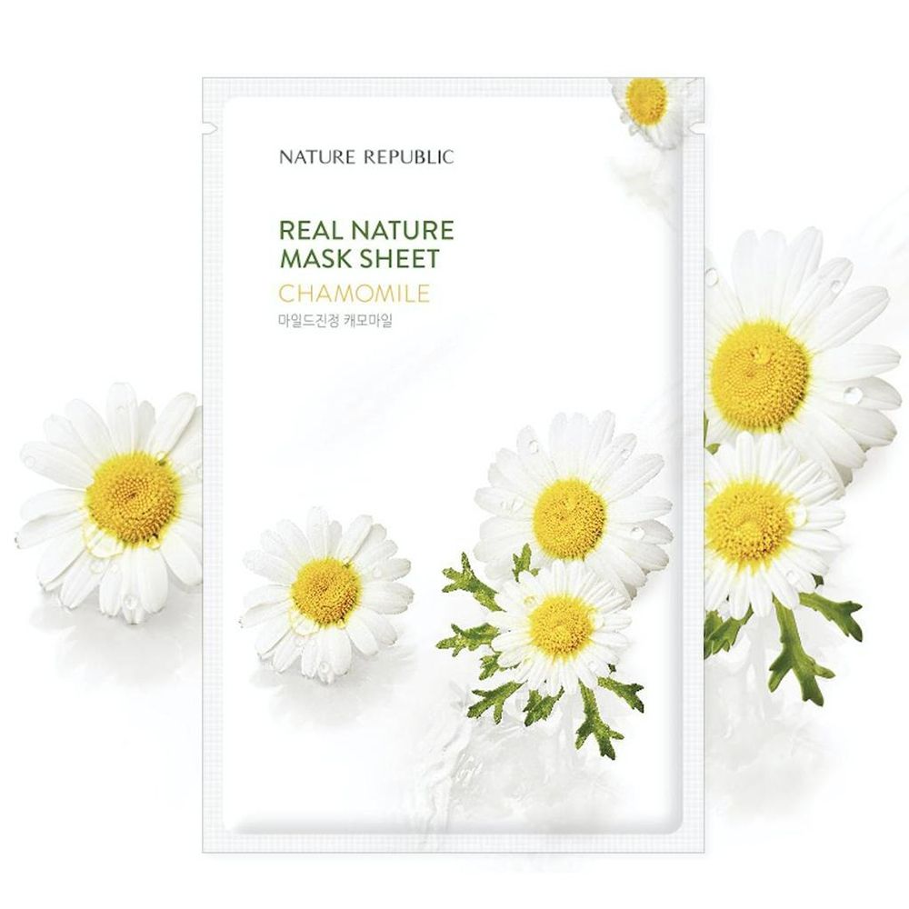 Verpakking met NATURE REPUBLIC, REAL NATURE MASK SHEET, CHAMOMILE. Kamillebloemen op witte achtergrond.