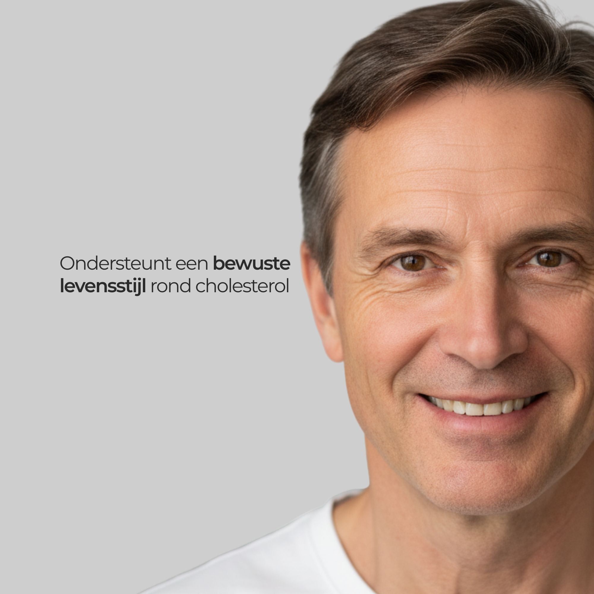 Portret van een lachende man. Tekst: "Ondersteunt een bewuste levensstijl rond cholesterol".