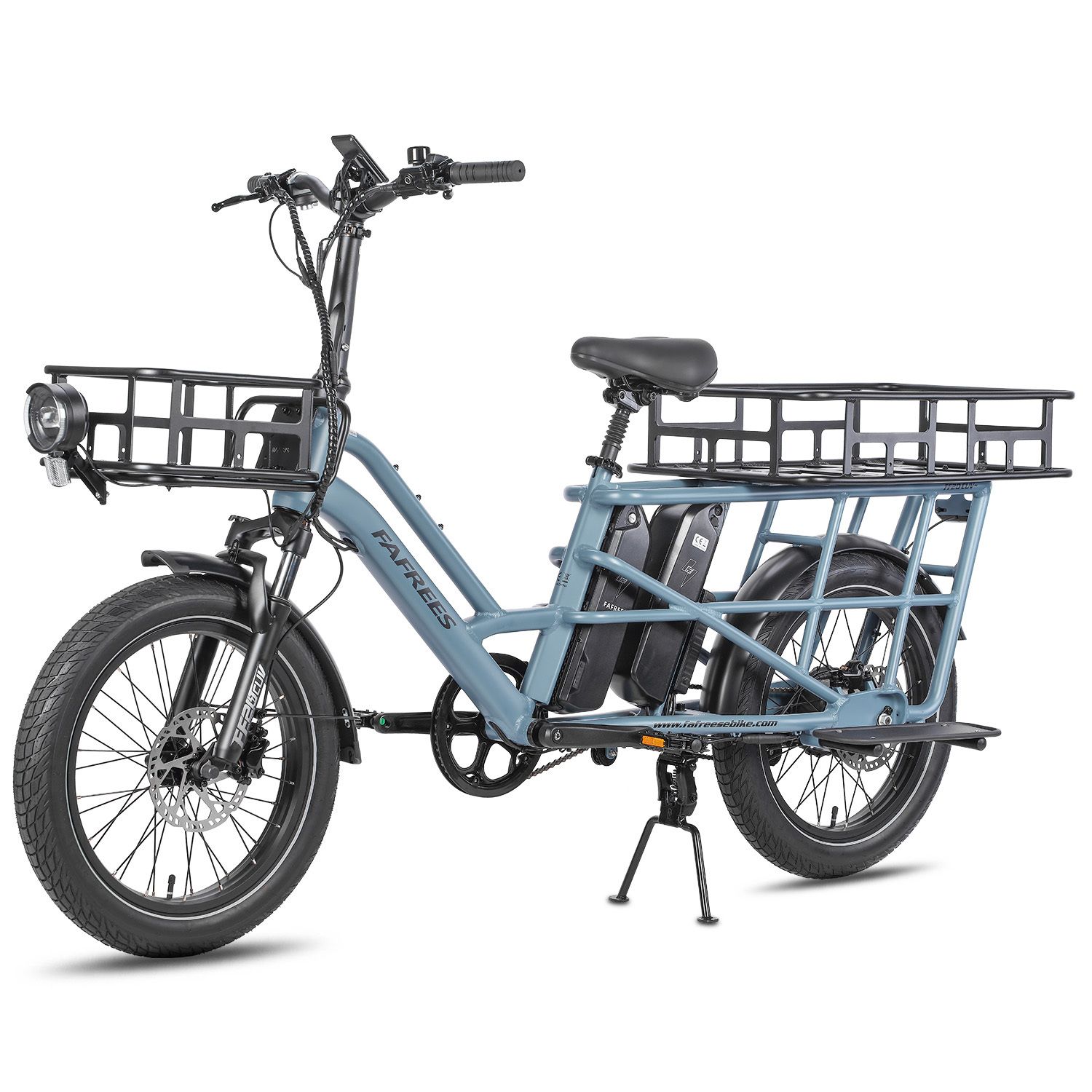 Blauwe elektrische bakfiets met voor- en achtermanden. Dubbele batterij, koplamp, stuur en standaard zichtbaar.