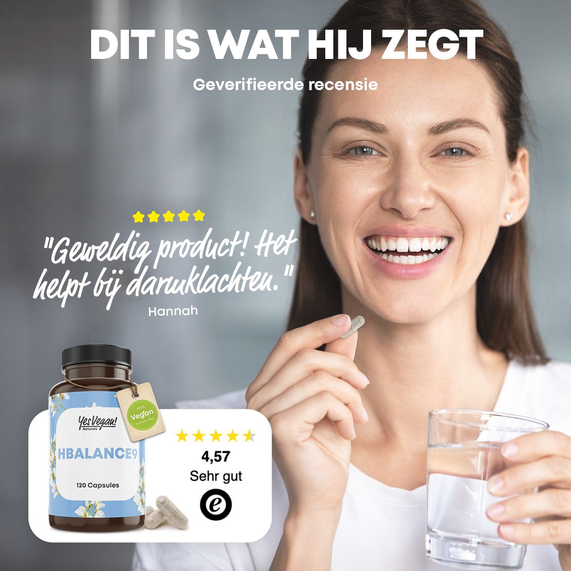 Lachende vrouw houdt capsule en glas water vast. Pot HBALANCE9 en klantbeoordeling "Zeer goed".