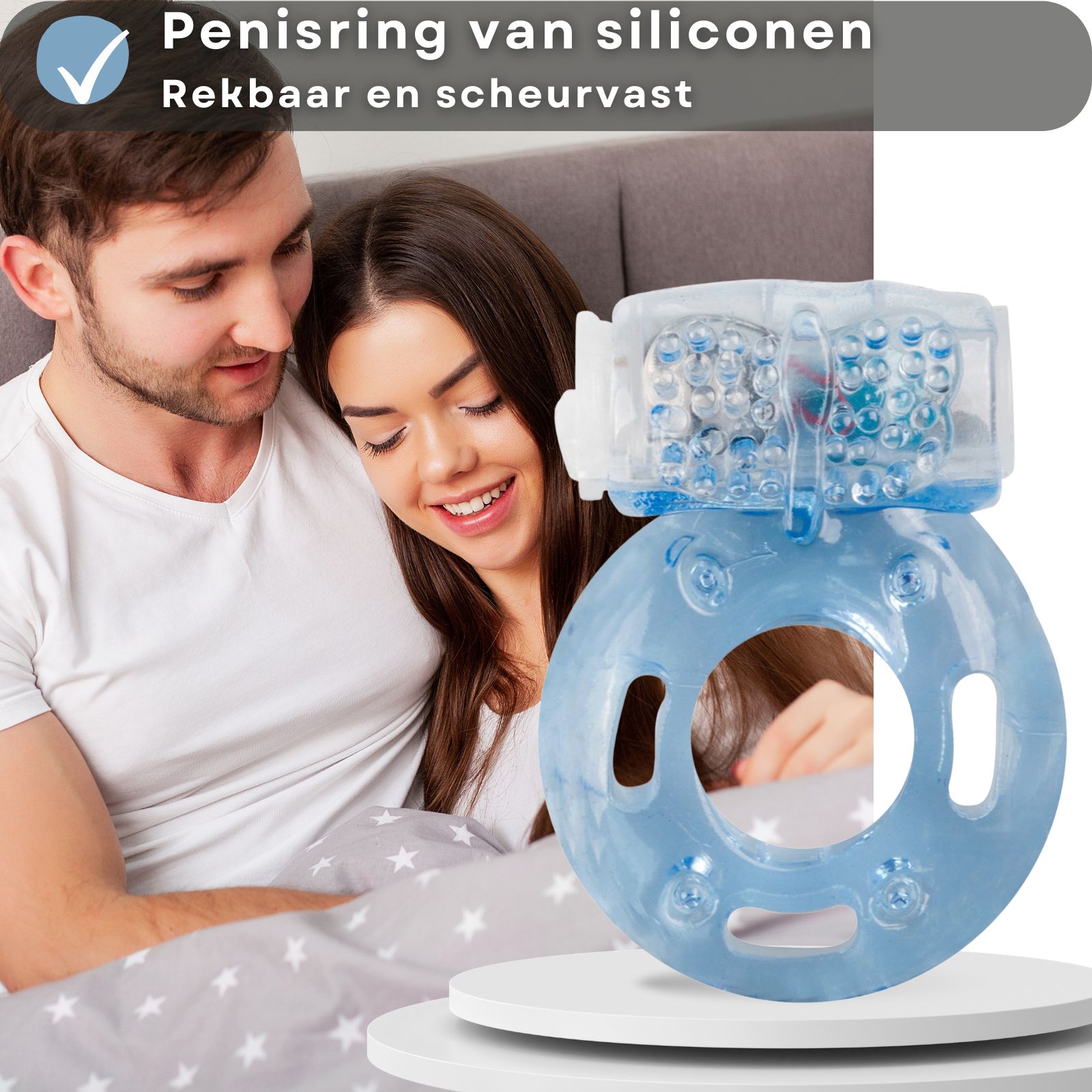Koppel in bed. Penisring met vibrerende opzet, blauwe kleur.