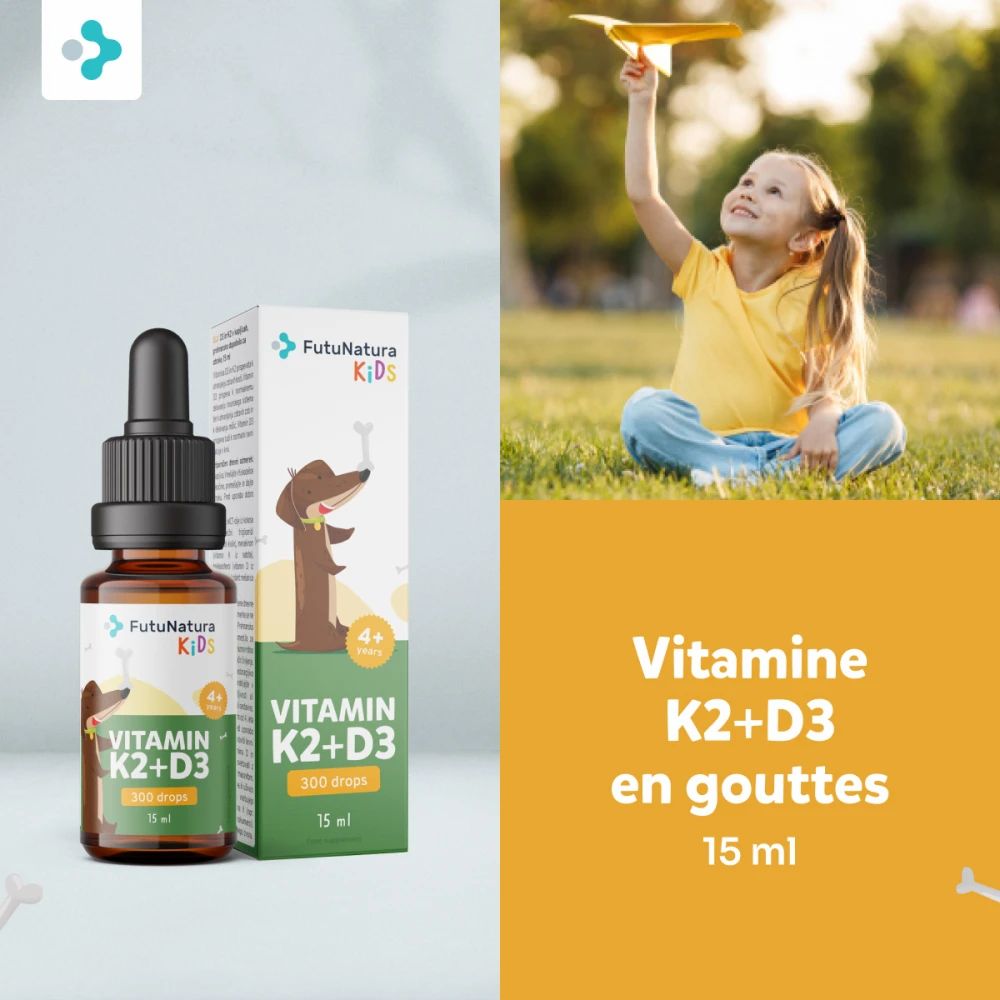 Fille jouant avec un avion en papier. À côté, flacon et emballage. Inscription : Vitamine K2+D3 en gouttes, 15 ml.