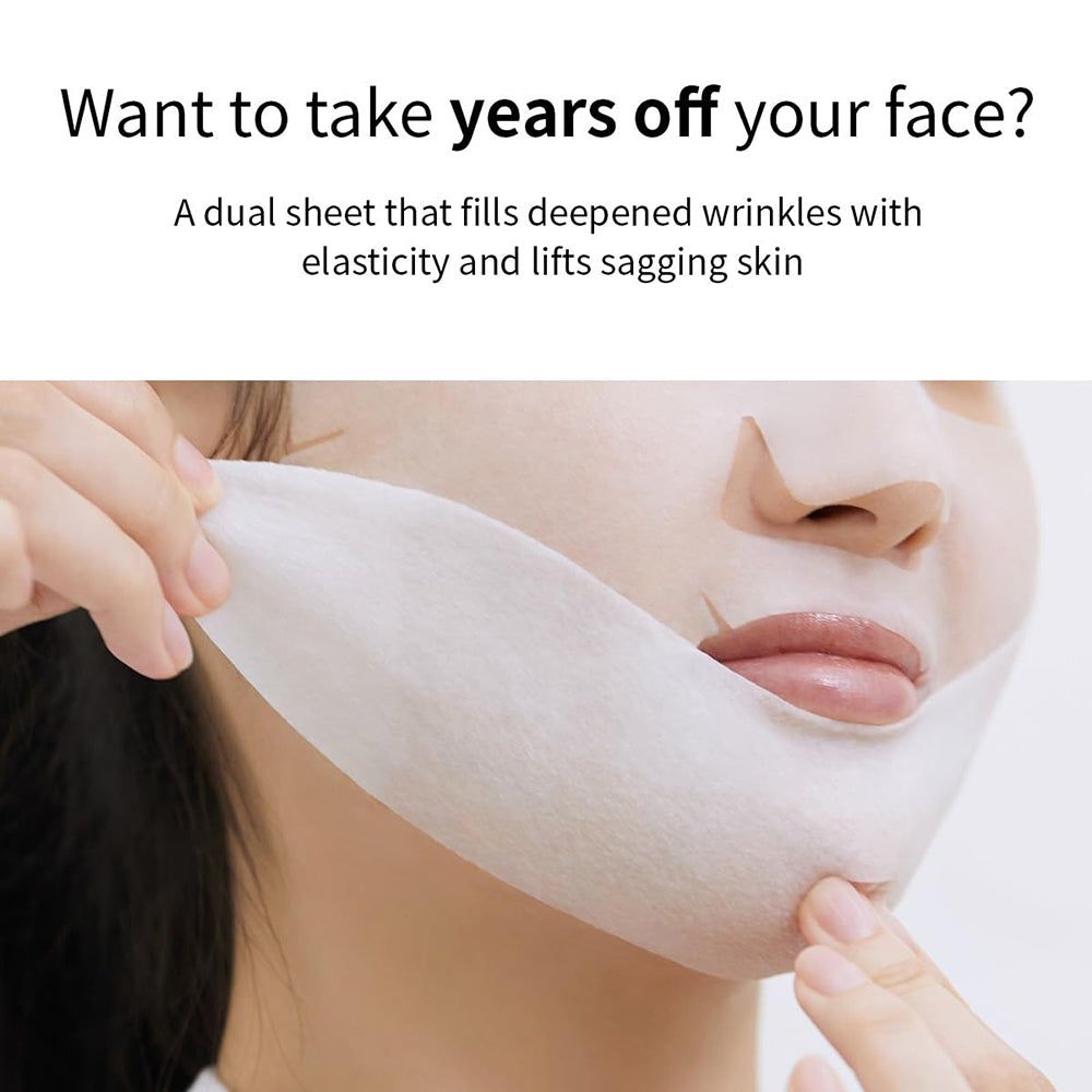 Visage d'une personne portant un masque facial. Le masque est tenu par les mains. Texte : "Dual Sheet".