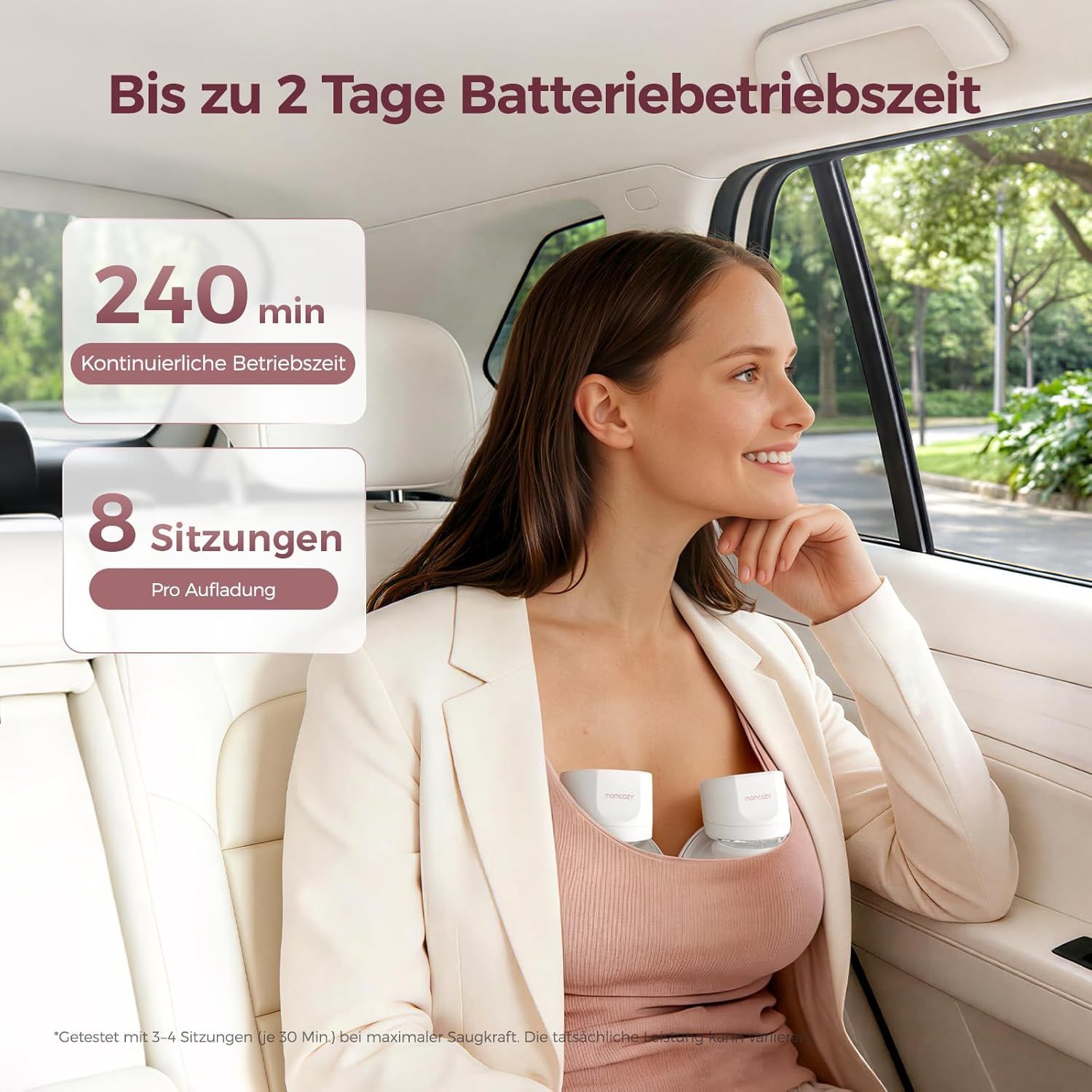 Femme en voiture avec tire-laits Momcozy, longue durée de vie de la batterie affichée.