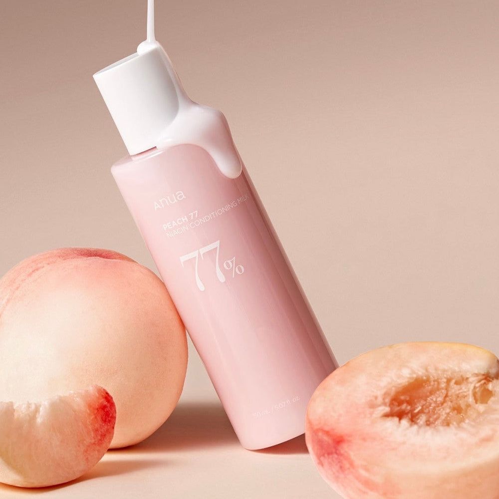 Roze fles met witte dop en product. Perziken ernaast. Opschrift: ANUA PEACH 77 % Niacin Conditioning Milk.