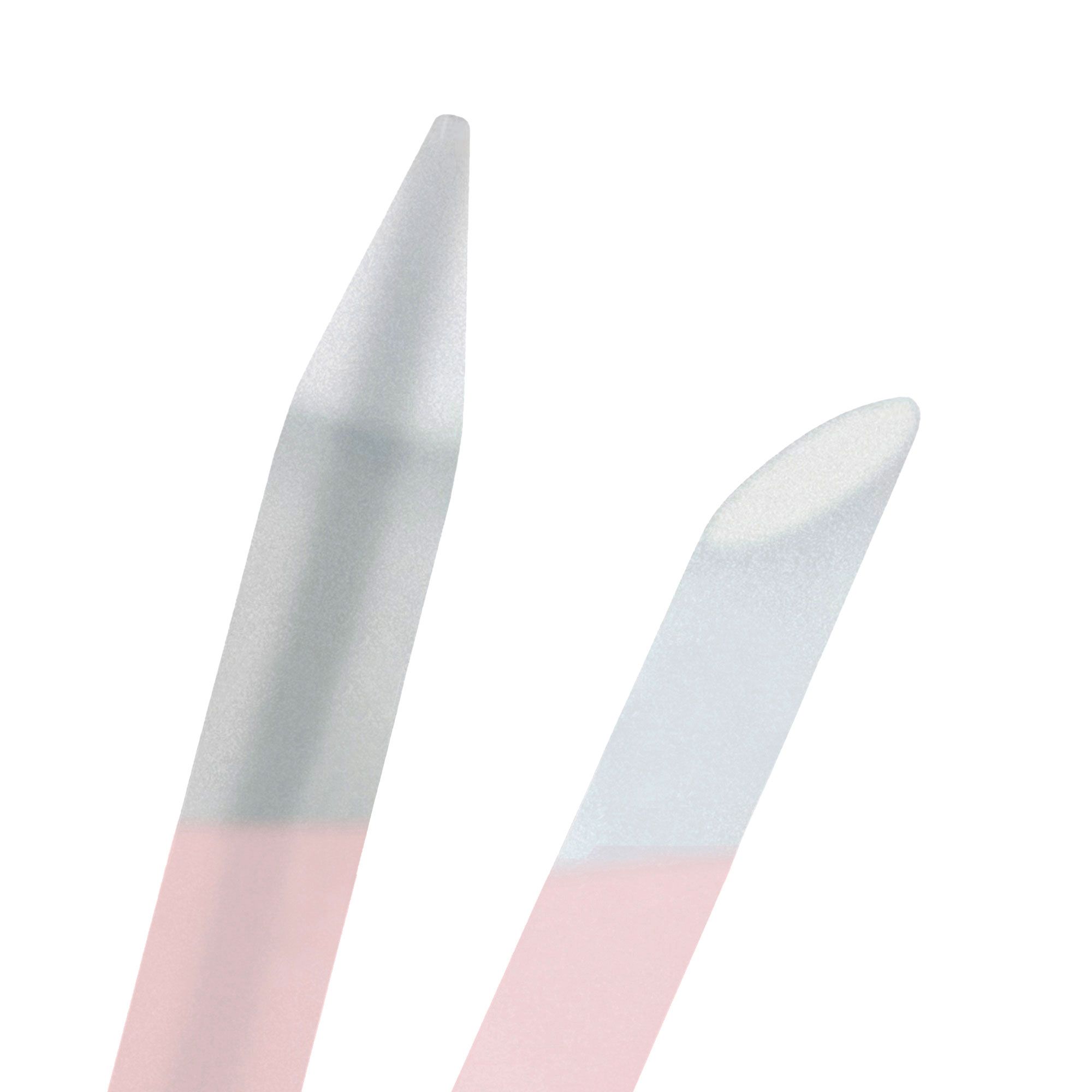 Gros plan de deux limes à ongles en verre. Poignées roses, surfaces de limage transparentes. Extrémités arrondies et pointues.