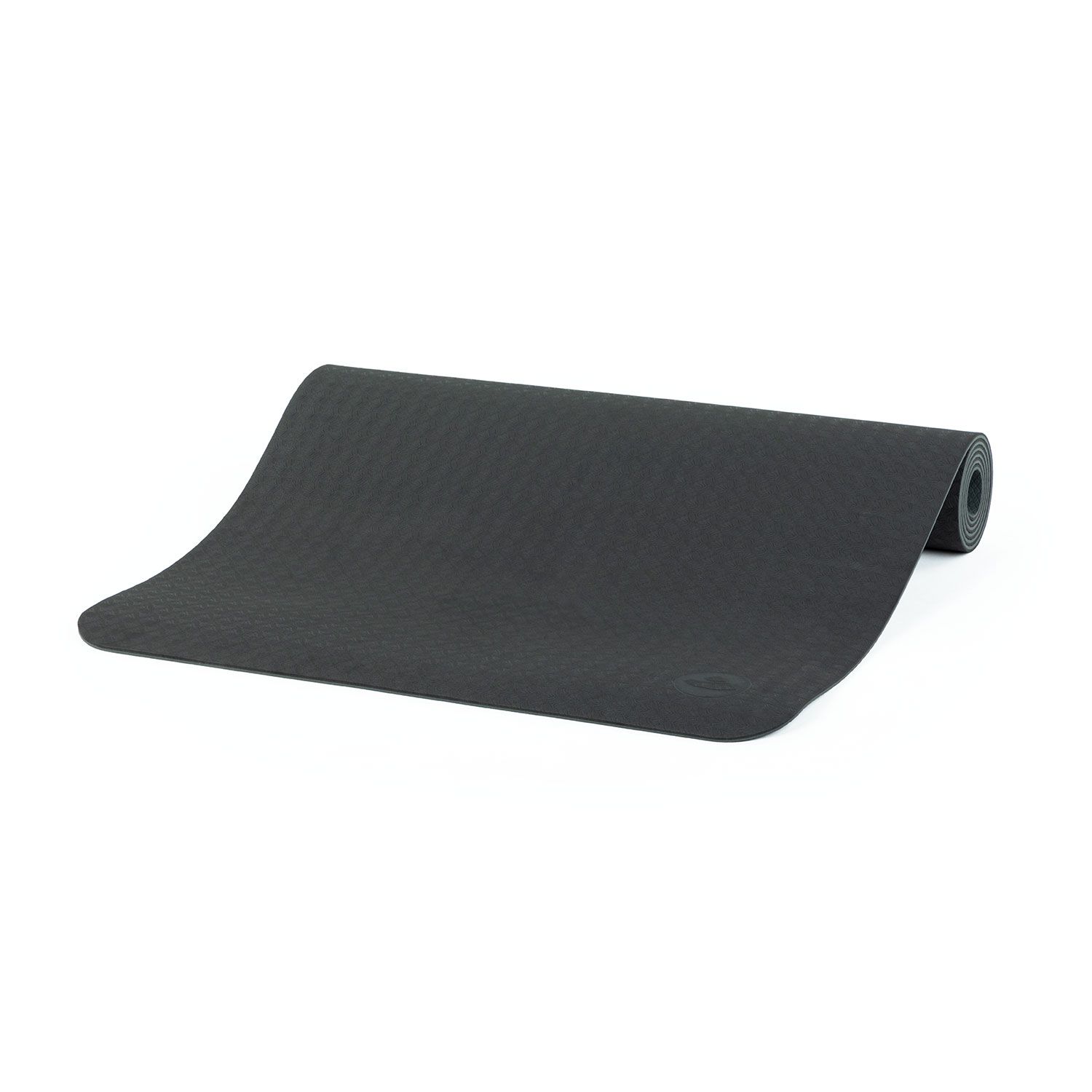 Antracietkleurige yogamat, gedeeltelijk opgerold. Bovenkant met patroon, onderkant grijs. Logo zichtbaar.