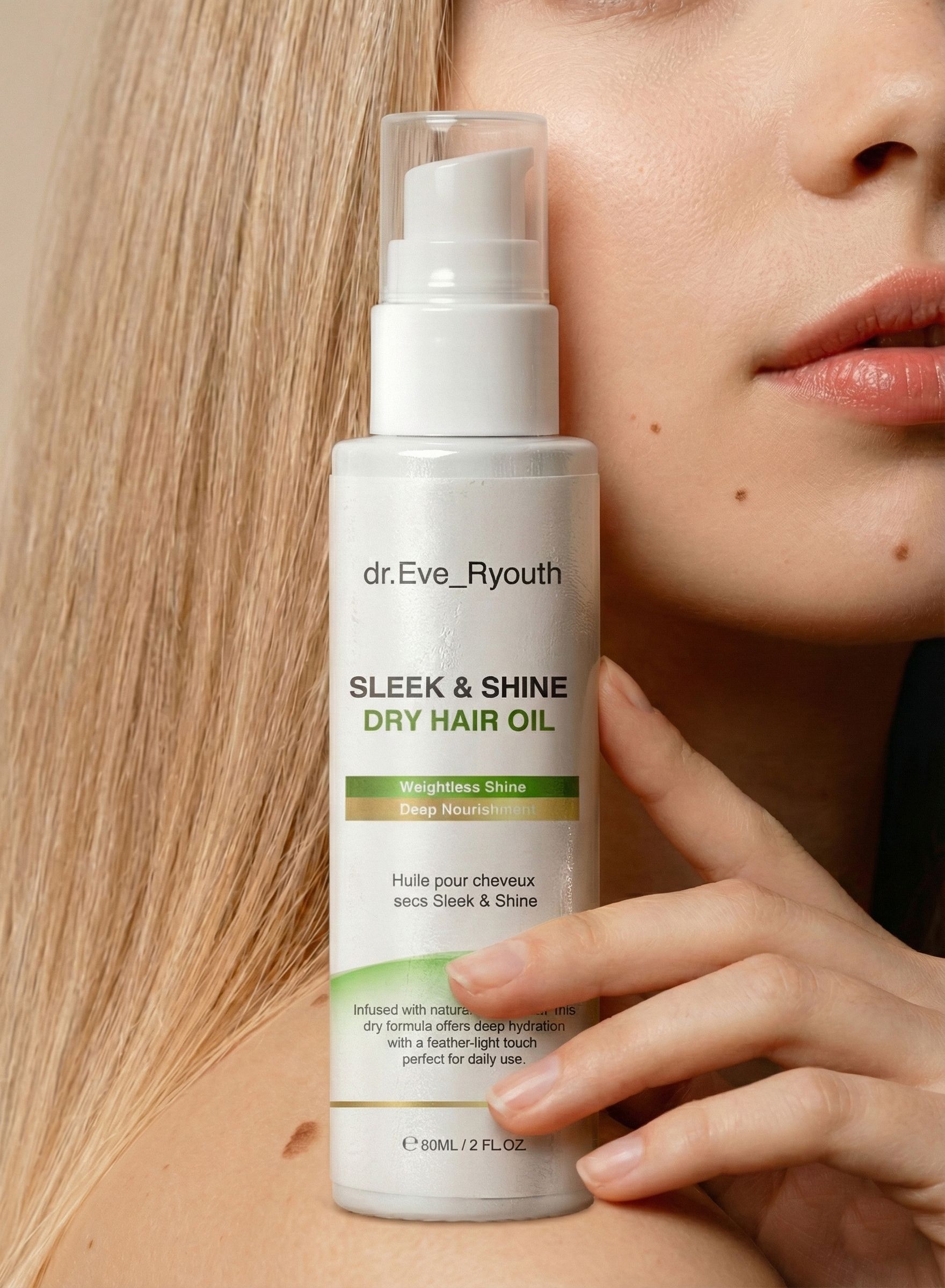 Fles Sleek & Shine Dry Hair Oil naast het gezicht van een vrouw.