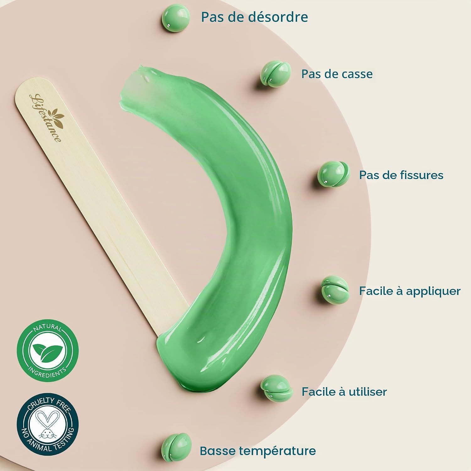 Gel vert avec spatule en bois et petites billes vertes. Labels "Natural Ingredients" et "Cruelty Free".