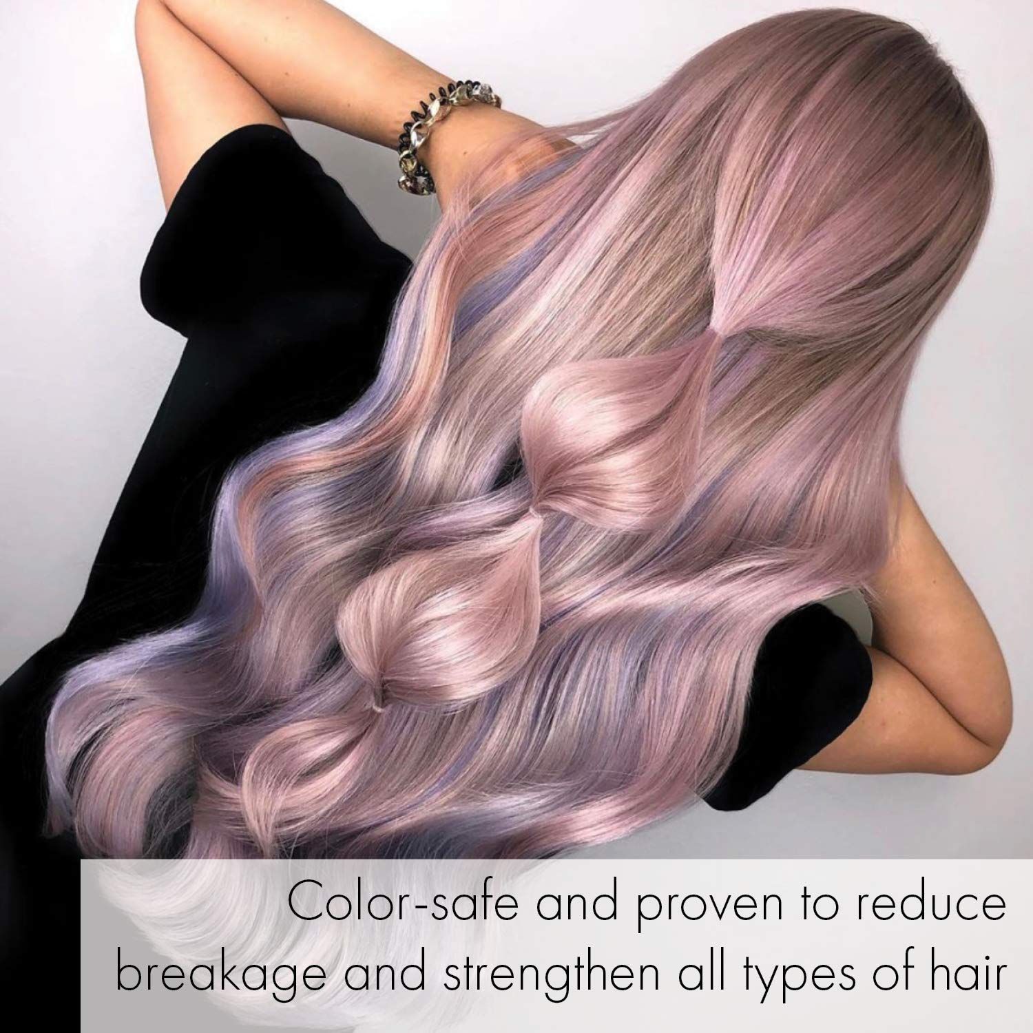 Personne avec des cheveux colorés. Texte : « Color-safe and proven to reduce breakage and strengthen all types of hair ».