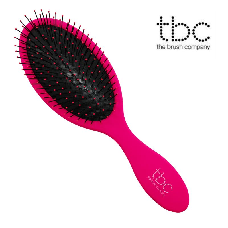 TBC Detangling Haarborstel in Flamingo Roze met zwarte borstels, geïsoleerd op witte achtergrond.