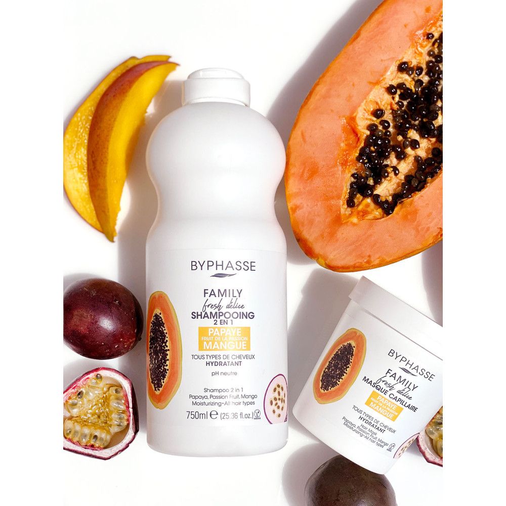 Shampooing et masque capillaire Byphasse. Bouteille et pot avec papaye, fruit de la passion et mangue. Fruits à côté. Texte: Family Fresh Délice.