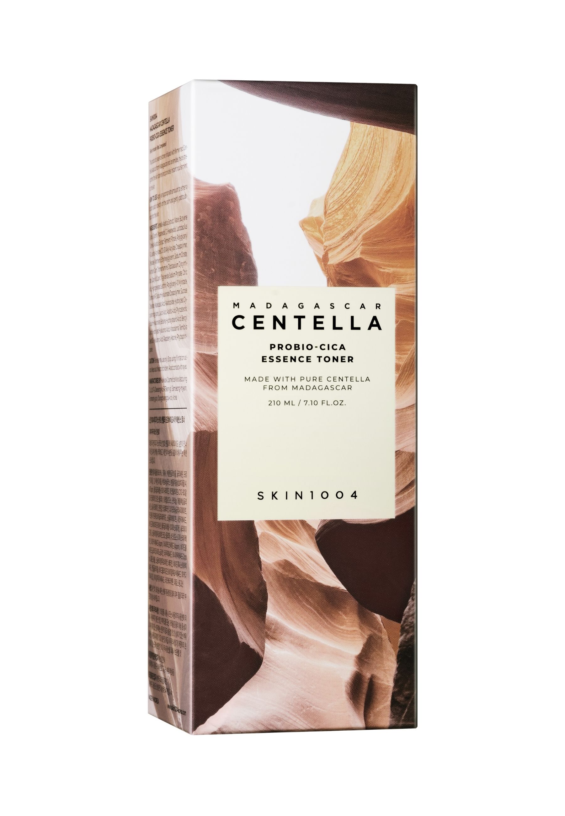 Verpakking met tekst: MADAGASCAR CENTELLA, PROBIO-CICA Essence Toner, SKIN1004. Achtergrond: rotslandschap.