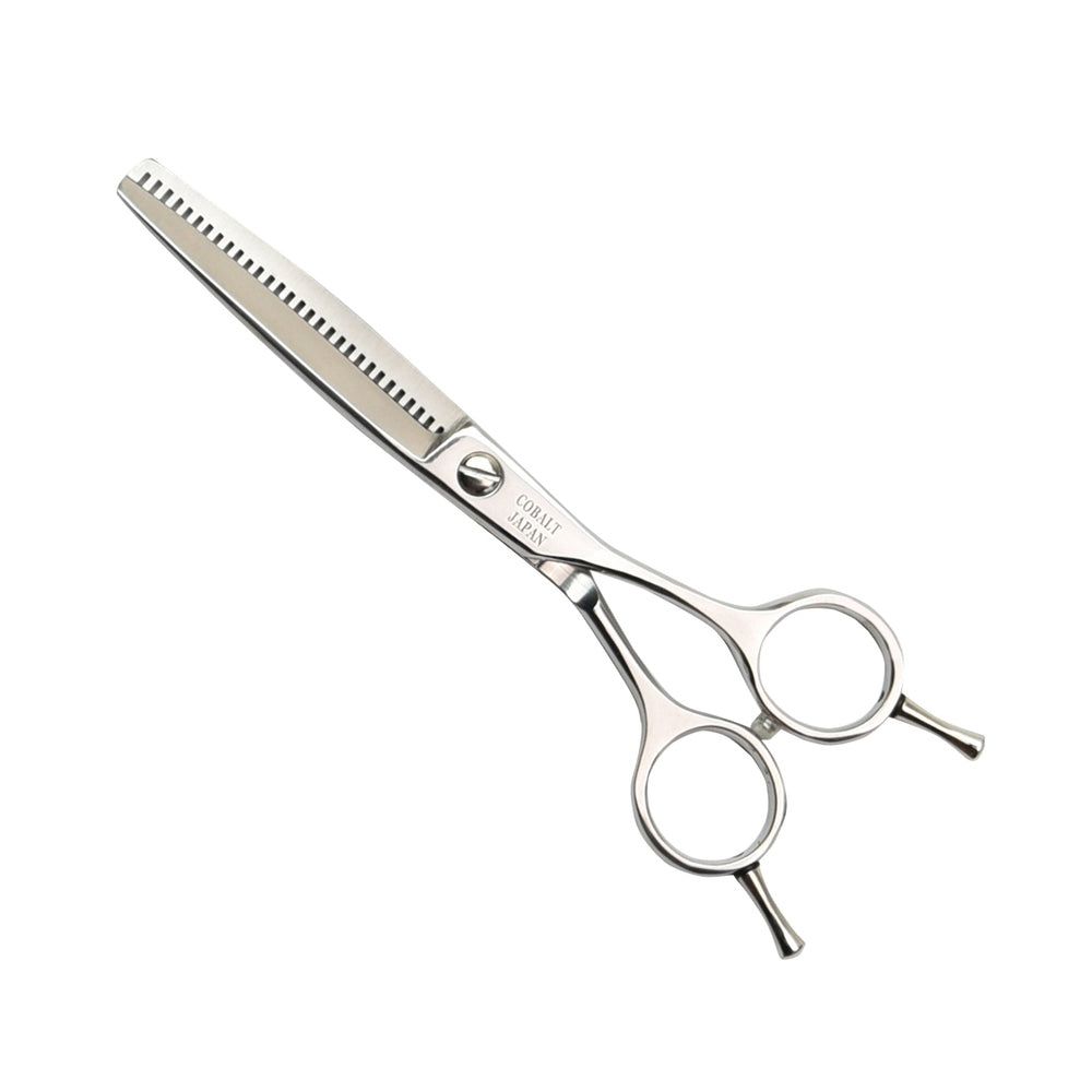 Modelleerschaar van metaal. Eén gekarteld lemmet, de andere glad. Handgrepen met vingergaten. Opschrift: COBALT JAPAN.