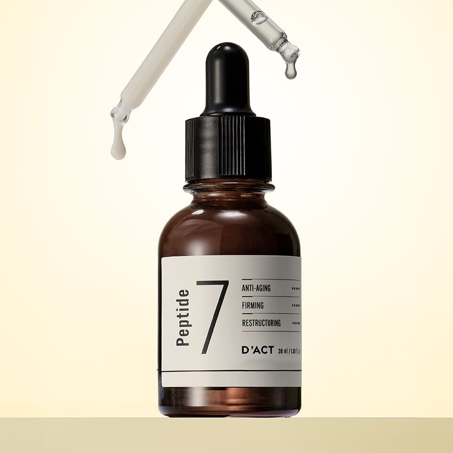 Bruine glazen fles met zwarte dop en pipet. Label met "Peptide 7" en "D'ACT". Crème druppelt.