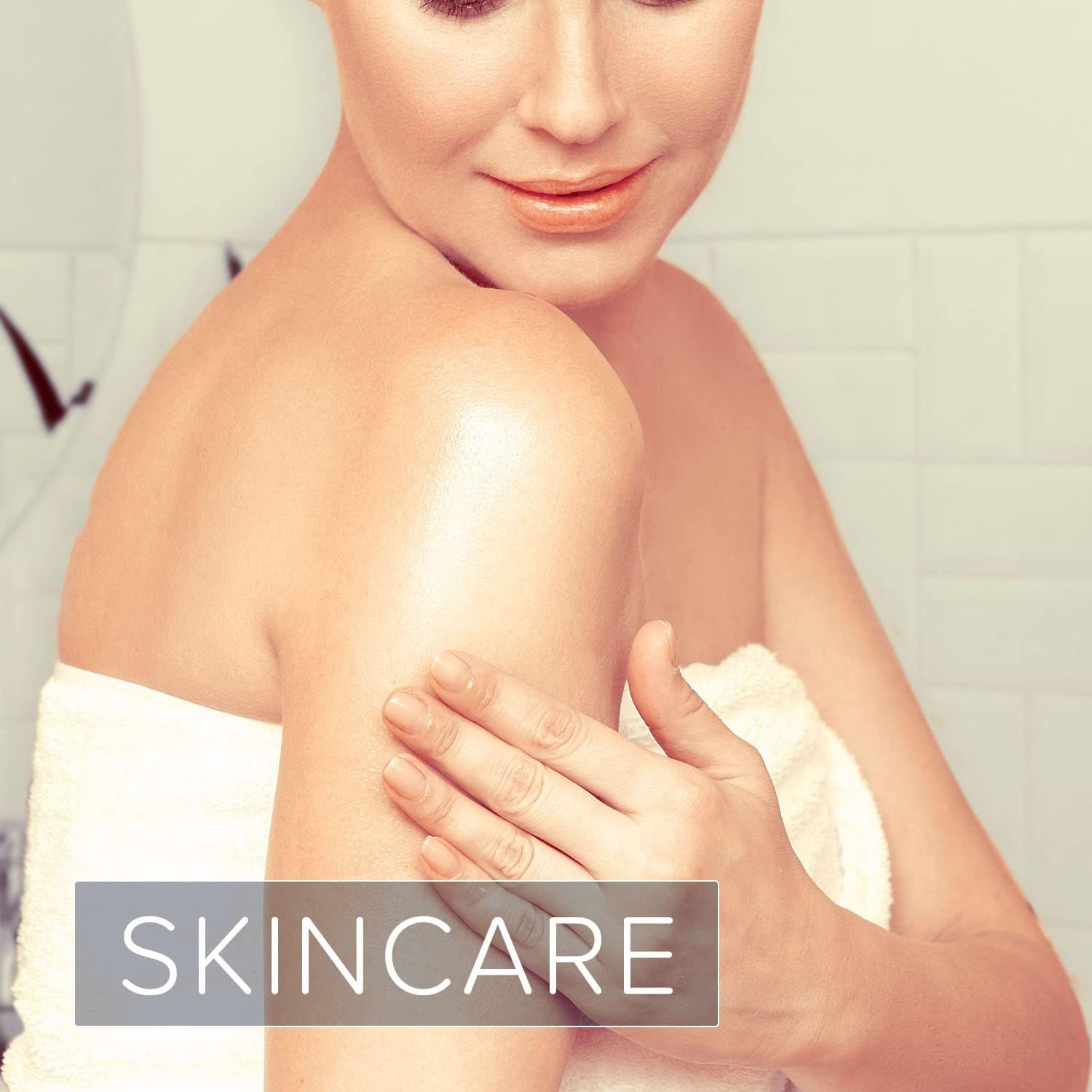 Vrouw die olie op haar arm aanbrengt. De tekst "SKINCARE" is zichtbaar.