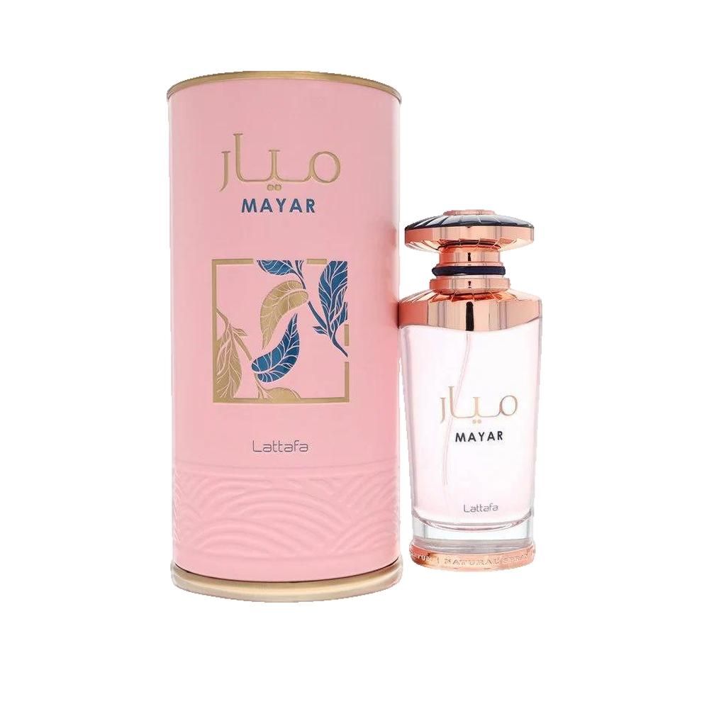 Parfumfles naast roze cilindrische verpakking. Opschrift "Mayar" in Arabisch en Latijn. Merk: Lattafa. Bloemenpatroon op verpakking.