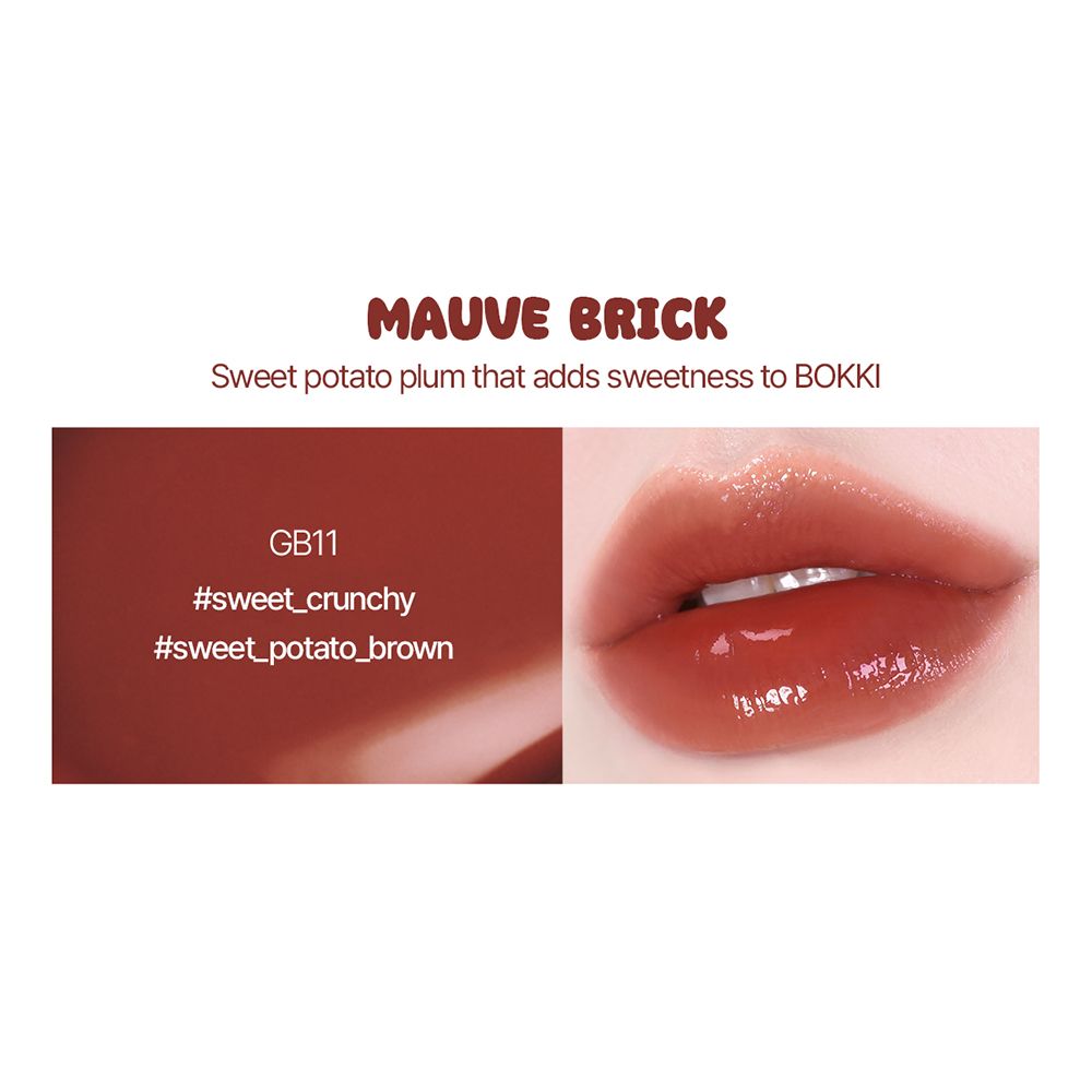 Gros plan sur des lèvres avec un gloss. Teinte : Mauve Brick. Texte : GB11, #sweet_crunchy, #sweet_potato_brown.