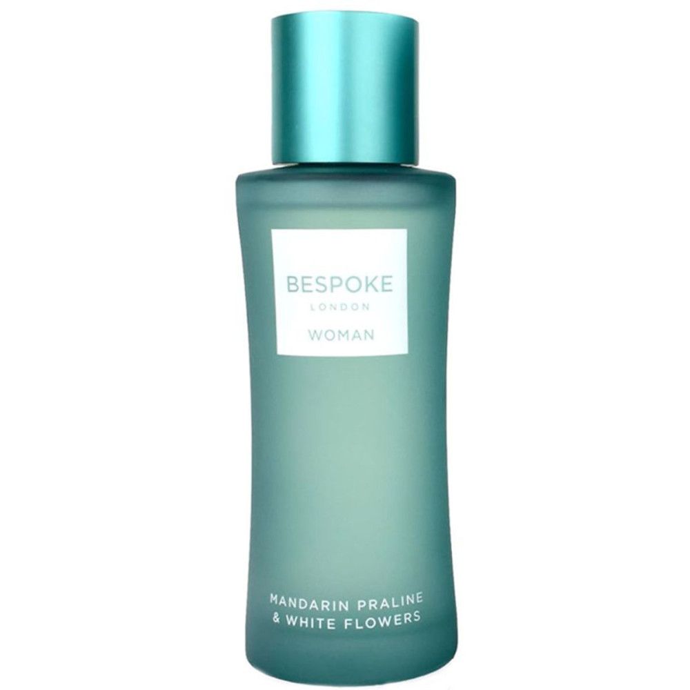 Flacon turquoise avec étiquette blanche. Bouchon turquoise. Inscription : Bespoke London Woman, Mandarine Praline & White Flowers.