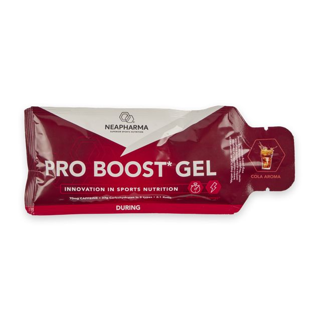 Sachet de gel Pro-Boost rouge. Inscription : Pro-Boost Gel, logo Neapharma, arôme cola. Contient caféine et glucides.