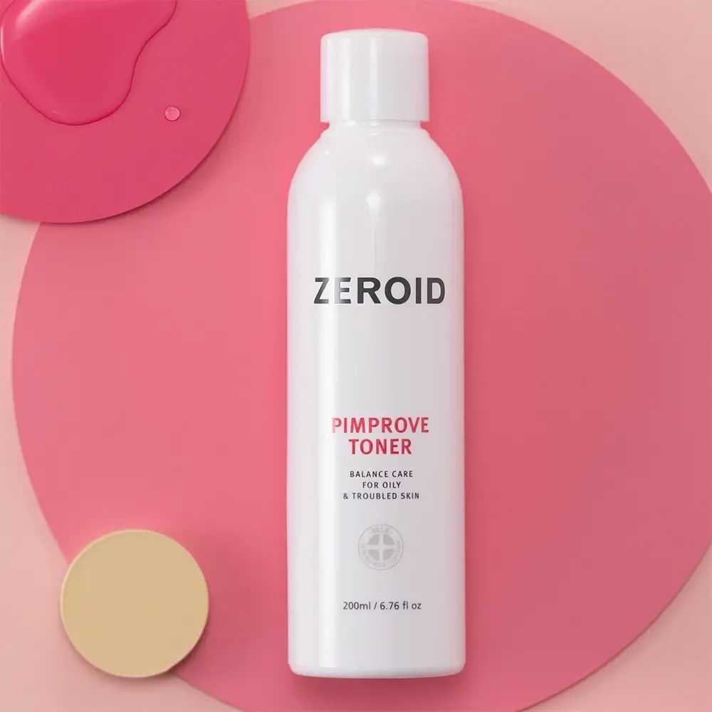 Flacon blanc ZEROID Pimprove Toner sur fond rose et jaune. Texte: Balance Care pour peaux grasses et à problèmes. 200ml/6.76 fl oz.