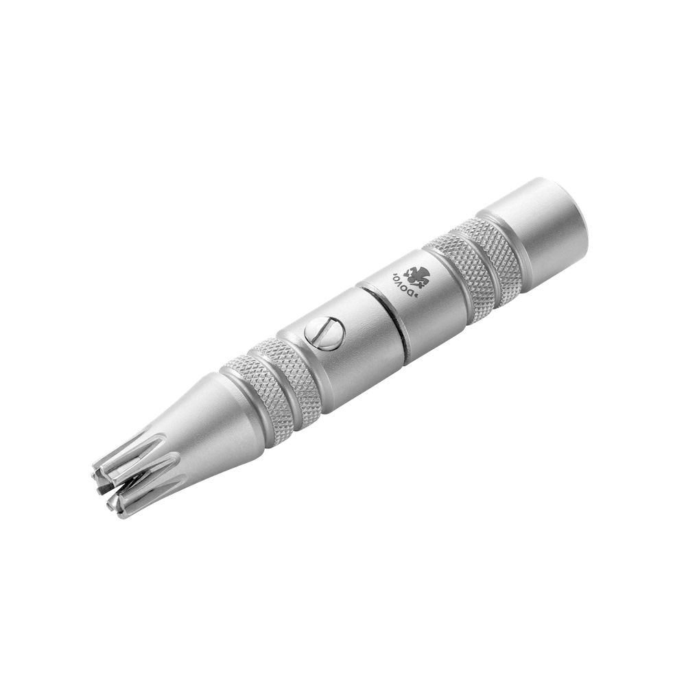 Tondeuse manuelle à poils de nez en acier inoxydable. Argentée, cylindrique avec zones de prise moletées. Logo DOVO.