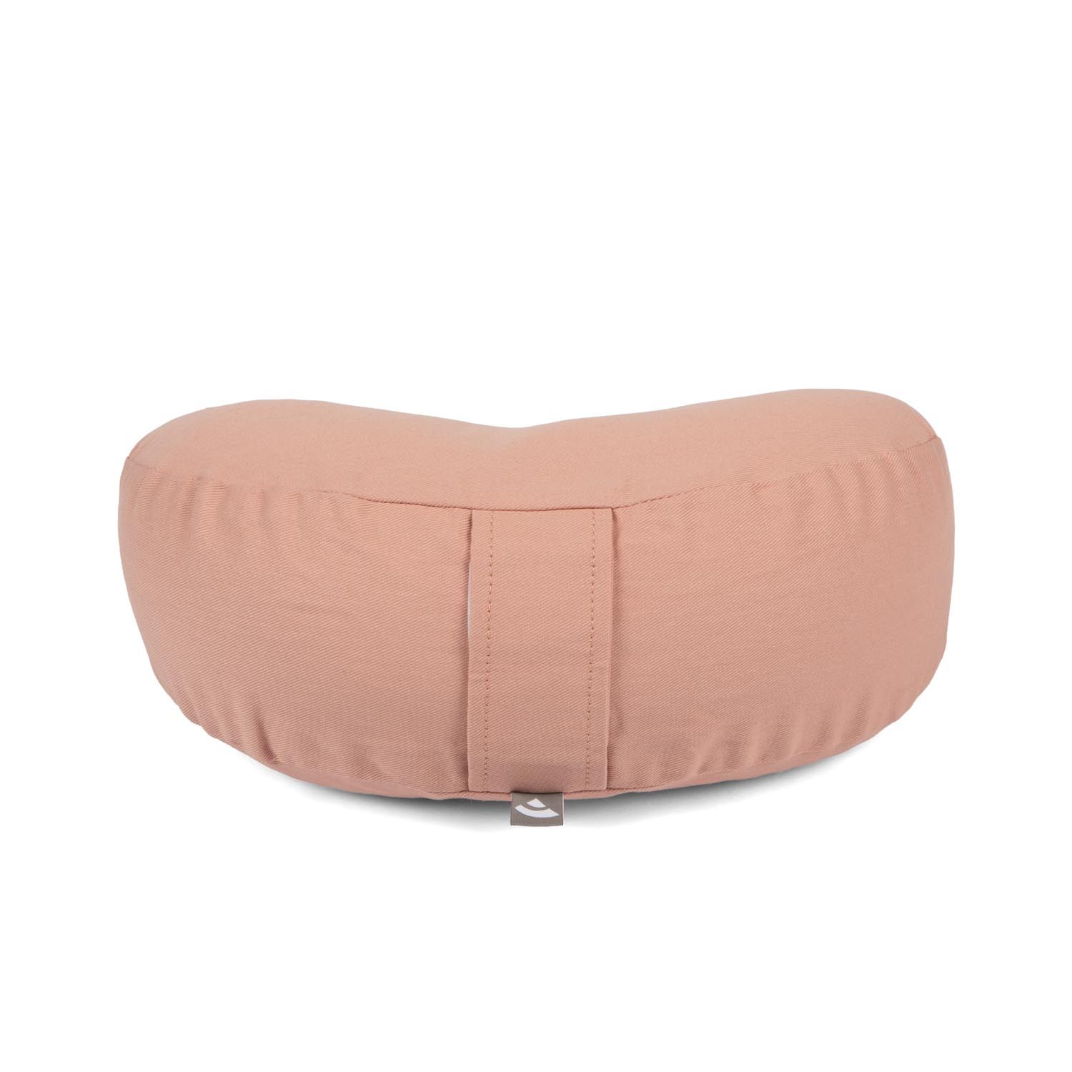Vue latérale d'un coussin de méditation rose en forme de demi-lune avec des coutures verticales.