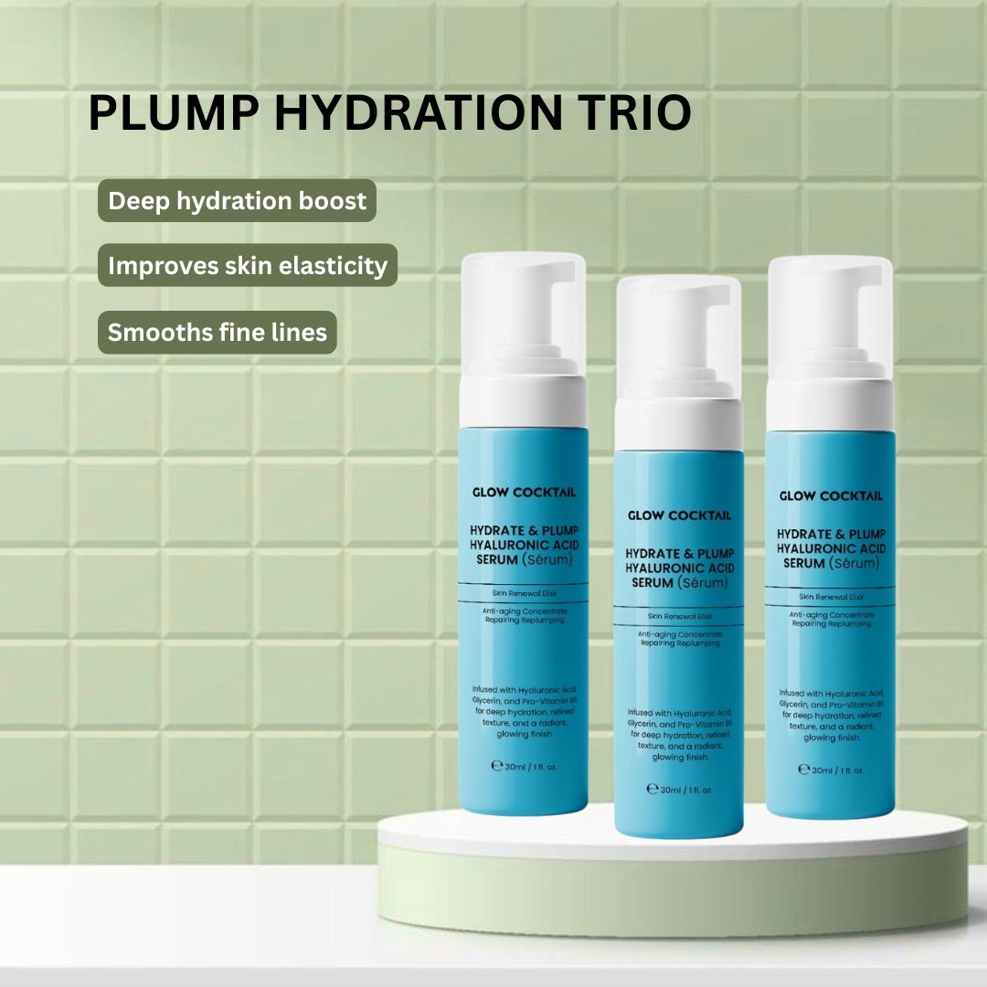 Trois flacons bleus avec pompes blanches. Texte: Glow Cocktail, Hydrate & Plump Hyaluronic Acid Serum. Sur socle.