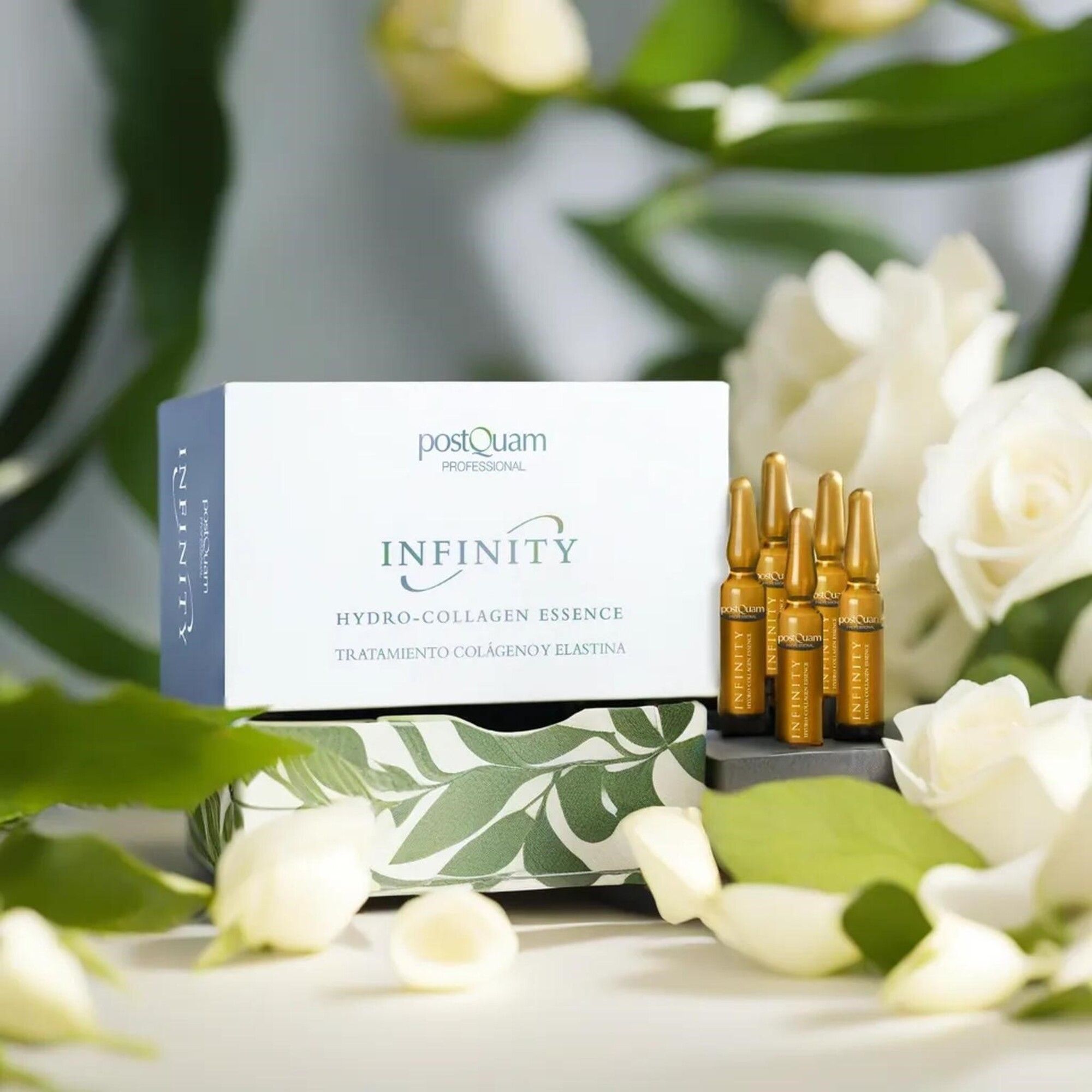 Emballage du produit et ampoules devant des fleurs. Inscription: INFINITY Hydro-Collagen Essence. Marque: Postquam Professional. Ampoules brunes.