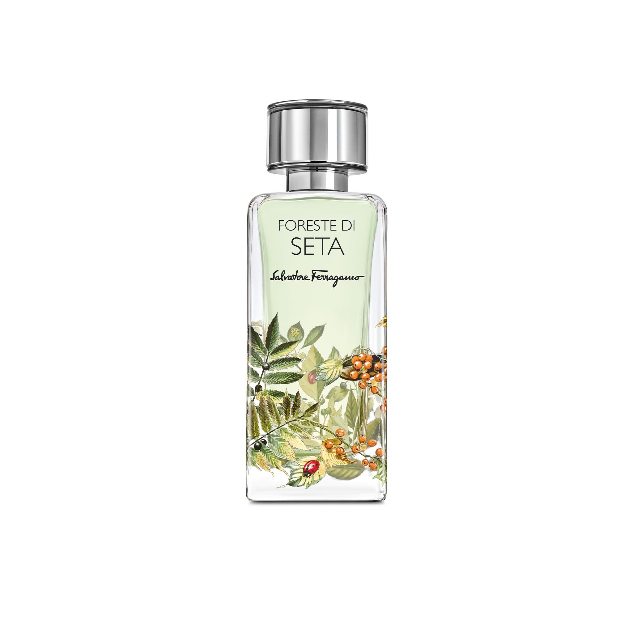 Flacon de parfum avec motif floral. Inscription : Foreste di Seta, Salvatore Ferragamo. Fond blanc.