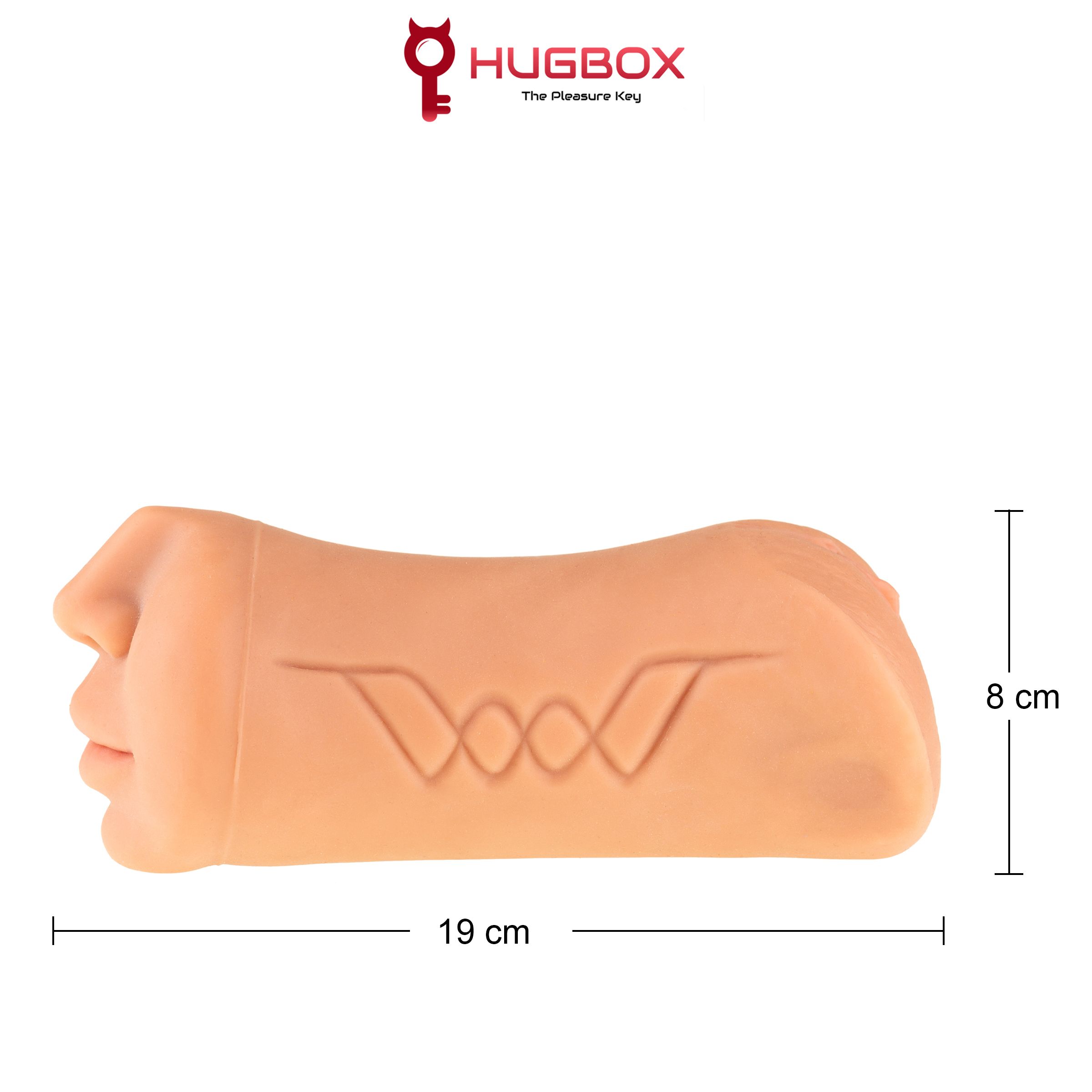 Beige masturbatiehulp met gezicht en gegraveerd patroon. Afmetingen: 19 cm x 8 cm. Logo: HUGBOX.