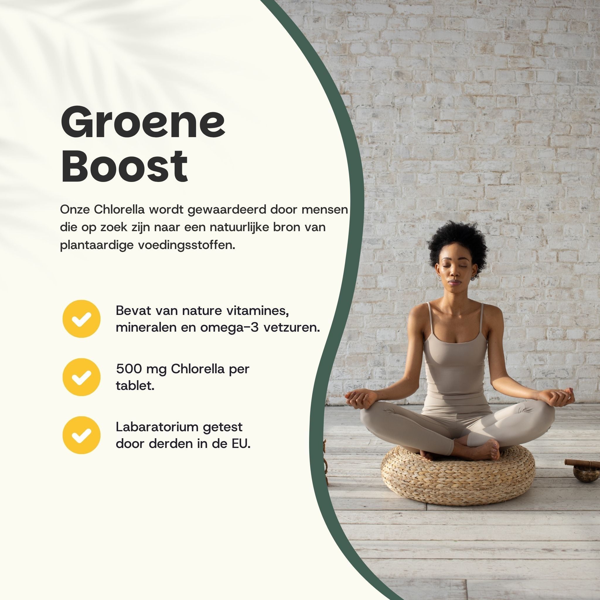 Vrouw in yoga pose. Tekst: Groene Boost, bevat vitaminen, mineralen en omega-3 vetzuren, 500 mg chlorella per tablet.