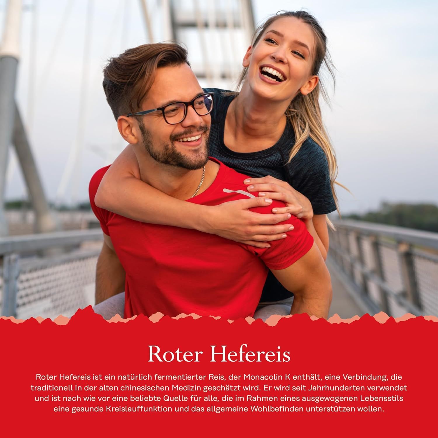 Man draagt vrouw op rug, lachend, buiten.