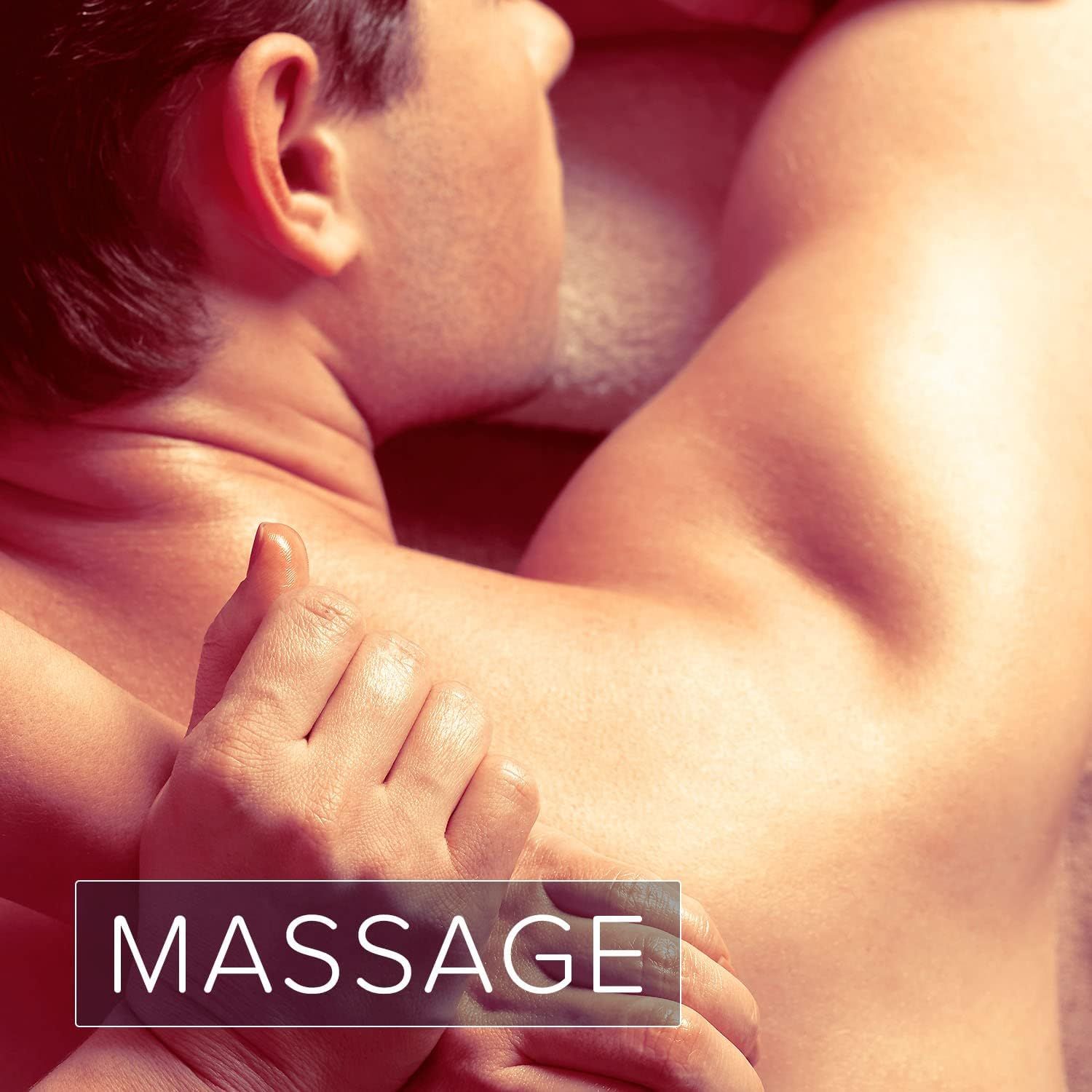 Twee mannen omarmen elkaar. Tekst: MASSAGE.