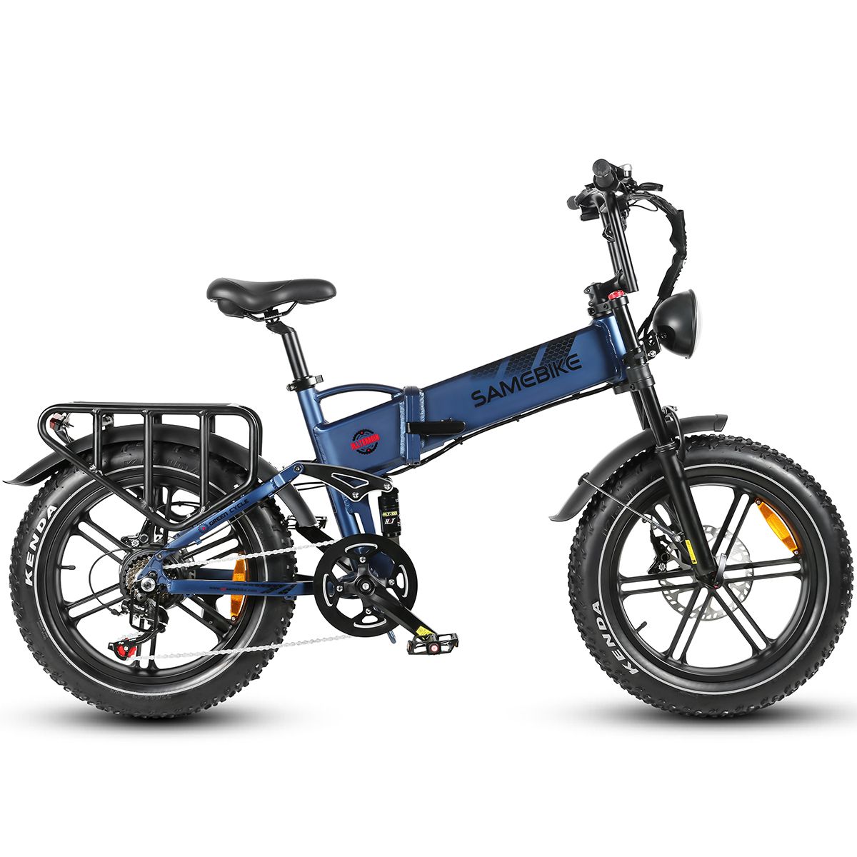 Blauwe SAMEBIKE RS-A02 elektrische mountainbike. Zwarte banden, bagagerek, spatborden. Kenda-banden. Zijaanzicht.