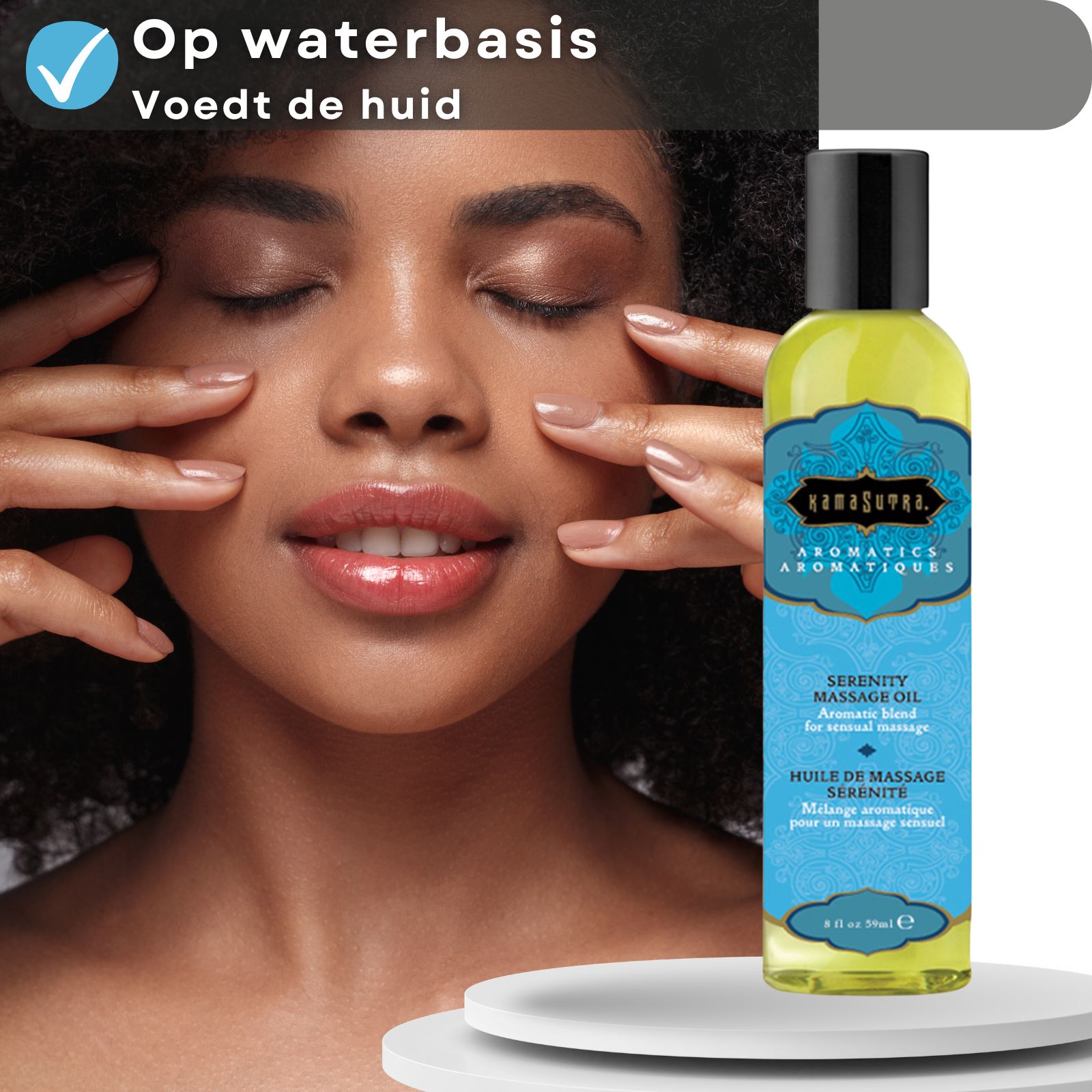 Kamasutra massageolie Serenity. Vrouw raakt gezicht aan. Fles met blauw etiket. Voedt de huid.