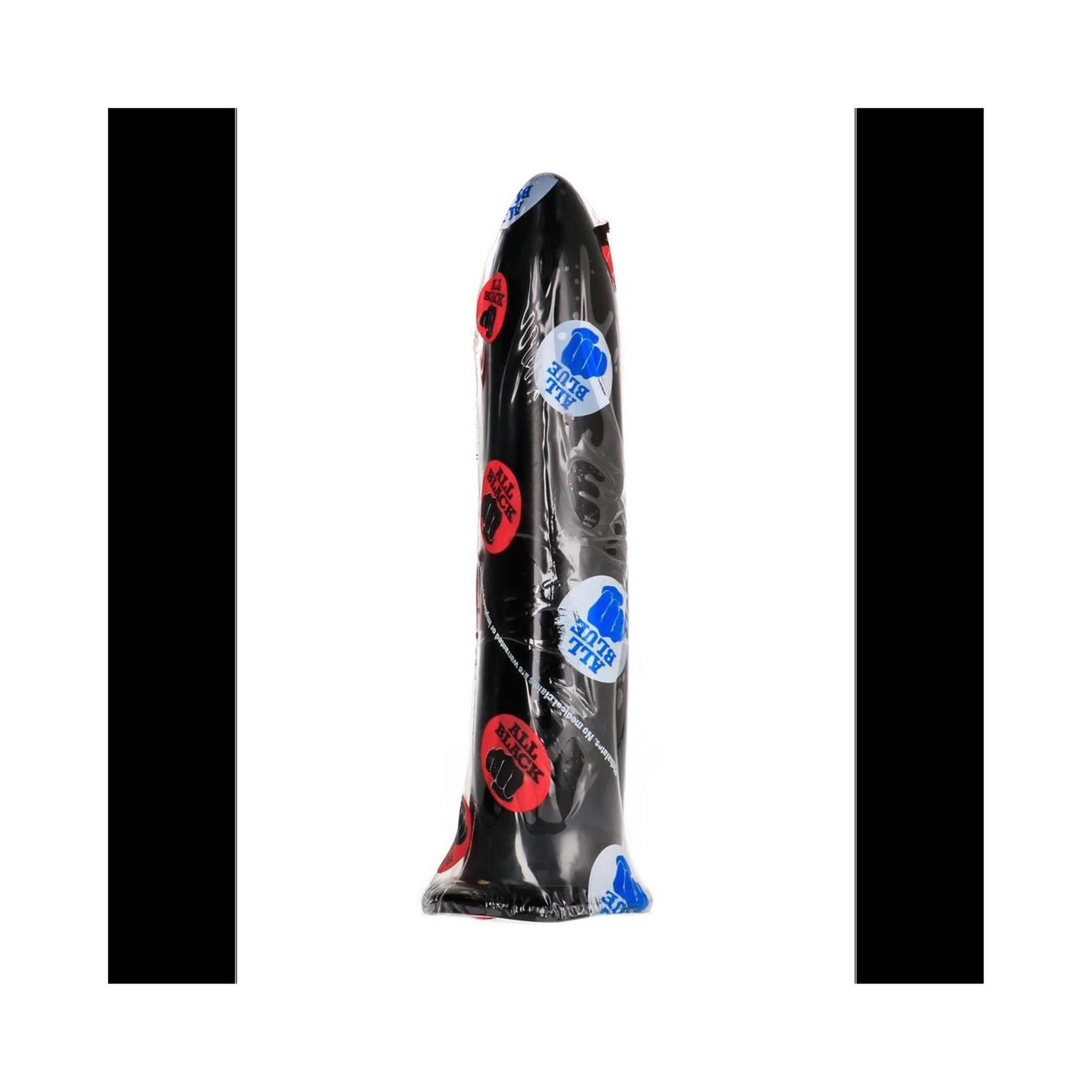Zwarte anaaldildo in plastic verpakking. Rode en blauwe stickers met tekst op de verpakking.