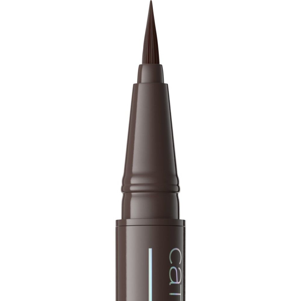Bruine vloeibare eyeliner pen met fijne punt en applicator.