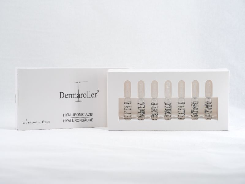 Dermaroller Hyaluron-Ampullen 7er Riegel: Zes kleine glazen ampullen met hyaluronzuur in een witte verpakking.