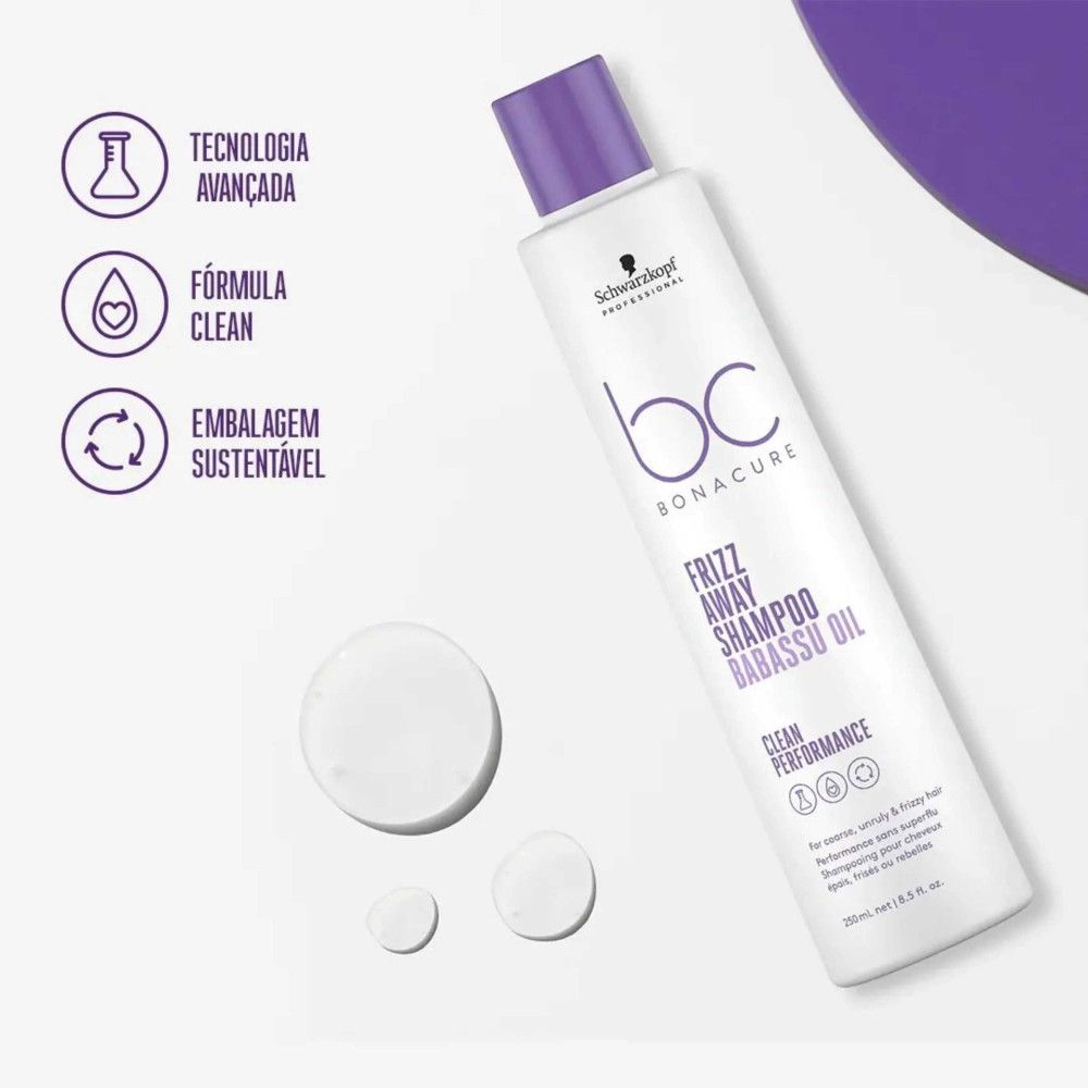 Vue en biais d'un flacon de shampooing blanc avec bouchon violet. BC Bonacure Frizz Away Shampoo Babassu Oil. Avec gouttes.