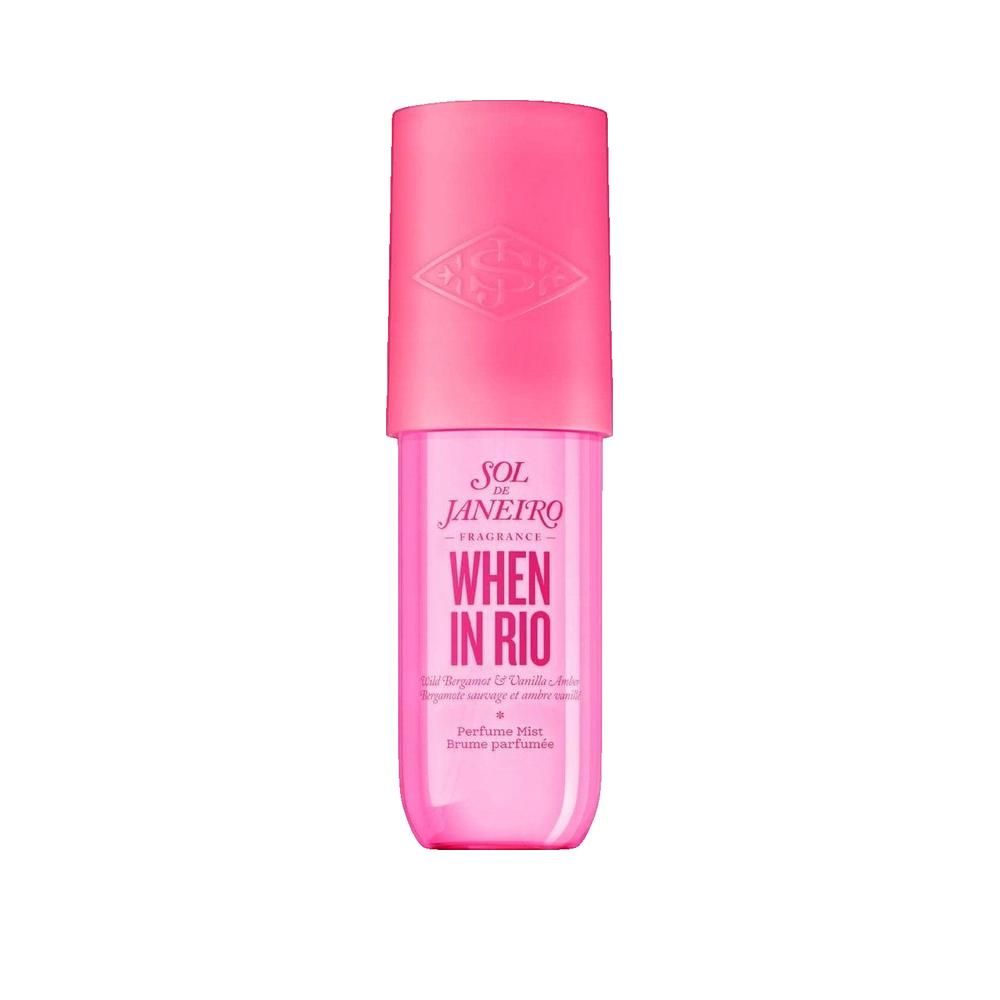 Flacon rose avec bouchon rose. Inscription: Sol de Janeiro When in Rio. Brume parfumée. Pour femmes.