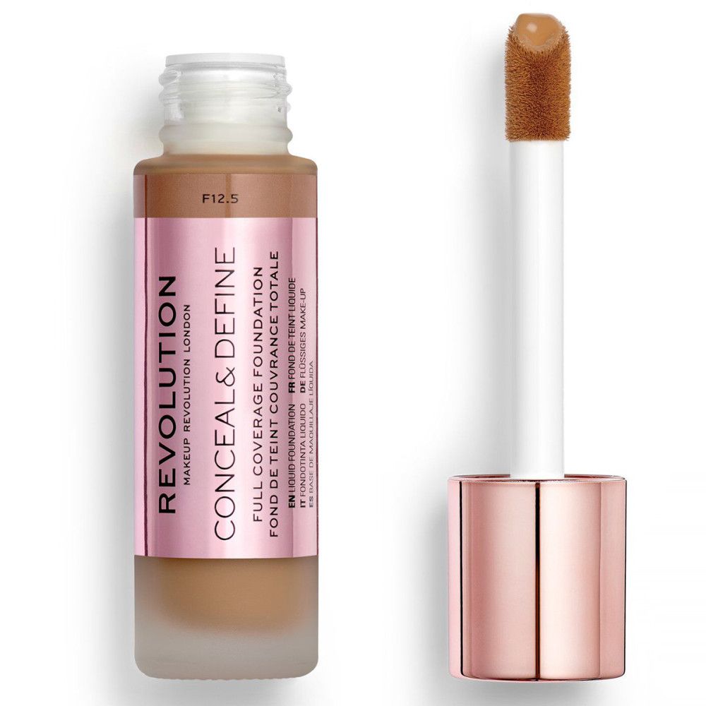 Foundationflesje met applicator. Roze etiket met "REVOLUTION" en "CONCEAL & DEFINE". Tint F12.5. Totale dekking.