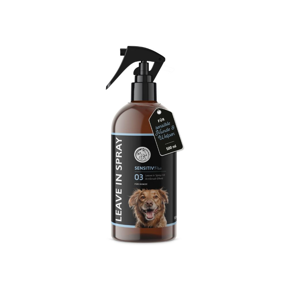 Bruine sprayfles met zwarte sproeikop. Etiket met productnaam, foto van hond en tekst. Label met tekst.