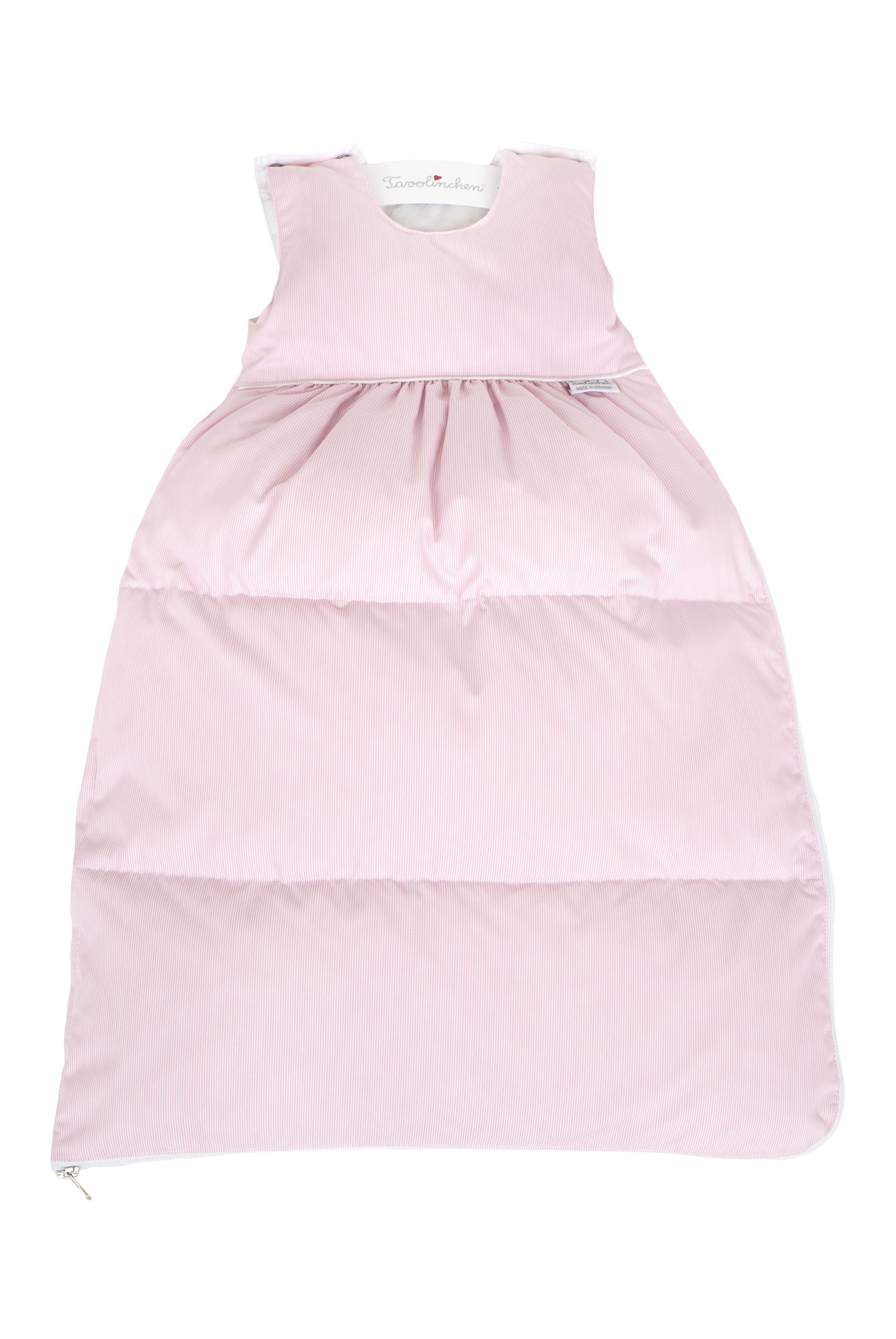 Gigoteuse rose à rayures. Coutures matelassées, fermeture éclair en bas. Ourlet blanc. Sans manches.