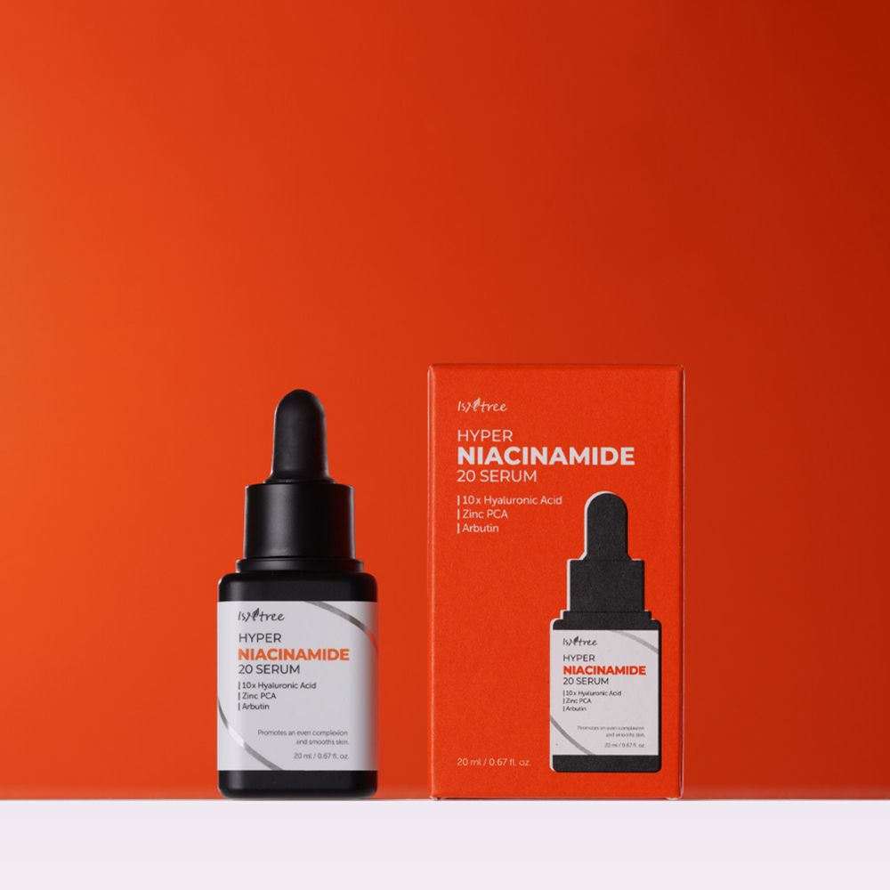 Flacon de sérum et emballage. Inscription : ISNTREE Hyper Niacinamide 20 Serum. Flacon noir et emballage orange.