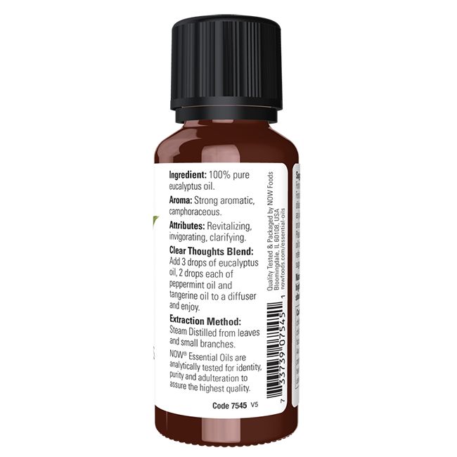 Bruine glazen fles met zwarte dop. Etiket met ingrediënten, aroma en extractiemethode. Tekst: NOW Foods Eukalyptus Globulus Öl.
