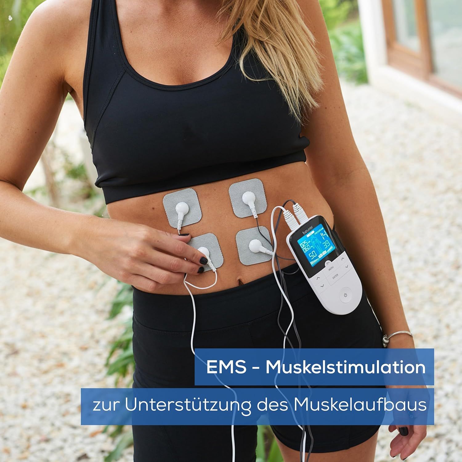 Personne avec électrodes sur le ventre. Texte: EMS - Stimulation musculaire pour soutenir le développement musculaire.